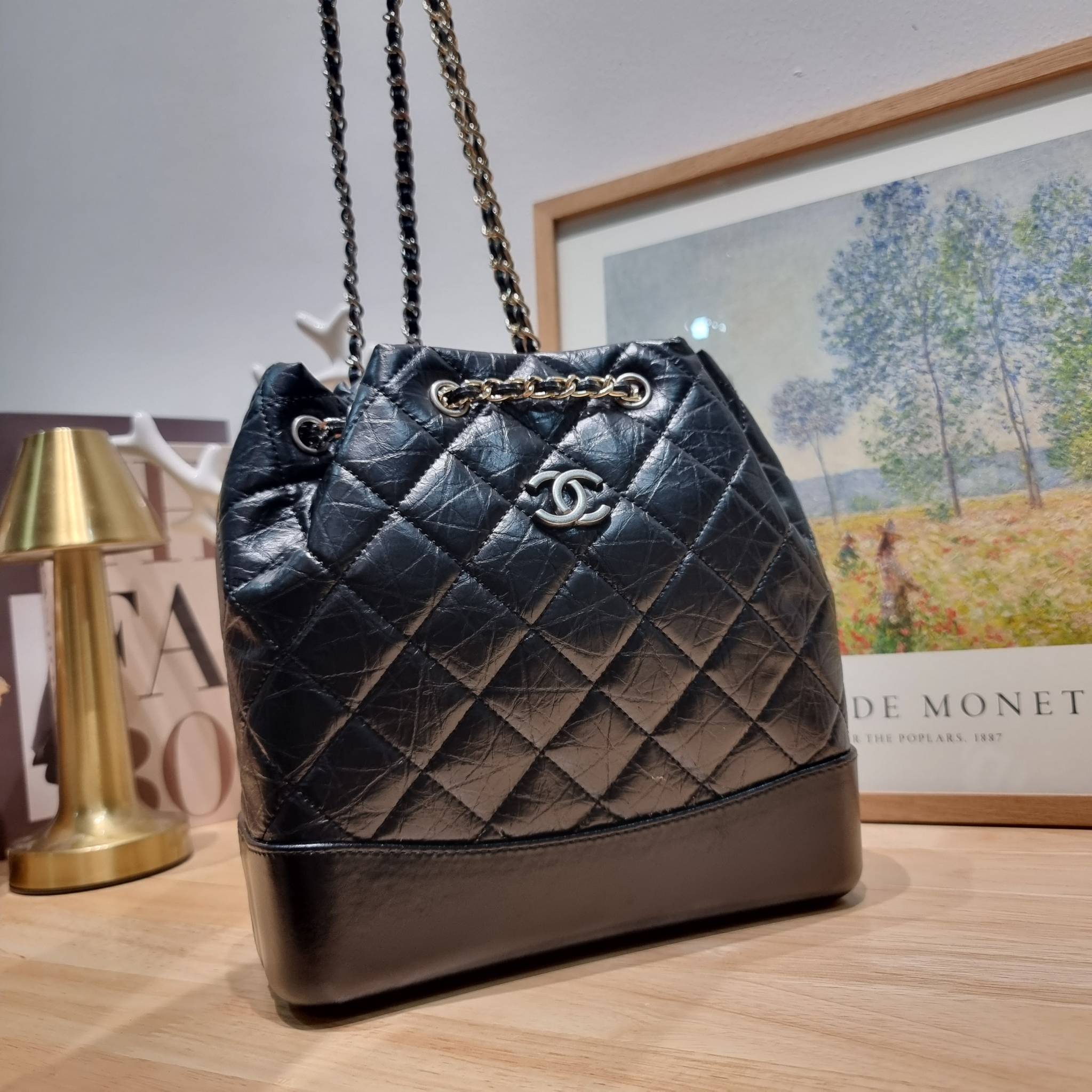 Chanel gabrielle backpack ไอเท็ม best seller กับรุ่นสุดปังในรูปแบบกระเป๋าเป้ ดีไซน์หรูคลาสสิค สายสะพายในตัวรูดปากกระเป๋าเก็บทรงได้ หรือจะรูดด้านหน้ายาวสุด