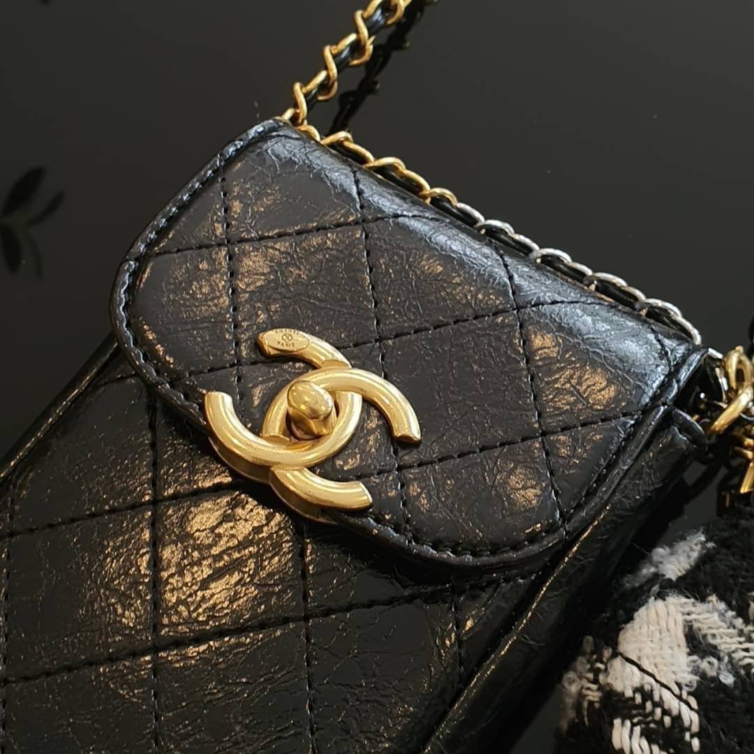 รุ่นขายดี!! CHANEL VIP WOC BAG / Chanel Phone Bag ขนาดกำลังดี วัสดุหนังเรียบพิมพ์ลายยับ เปิดปิดด้วยตัวล้อคปั้มแบรนด์ อะไหล่ทอง ลายวินเทจ
