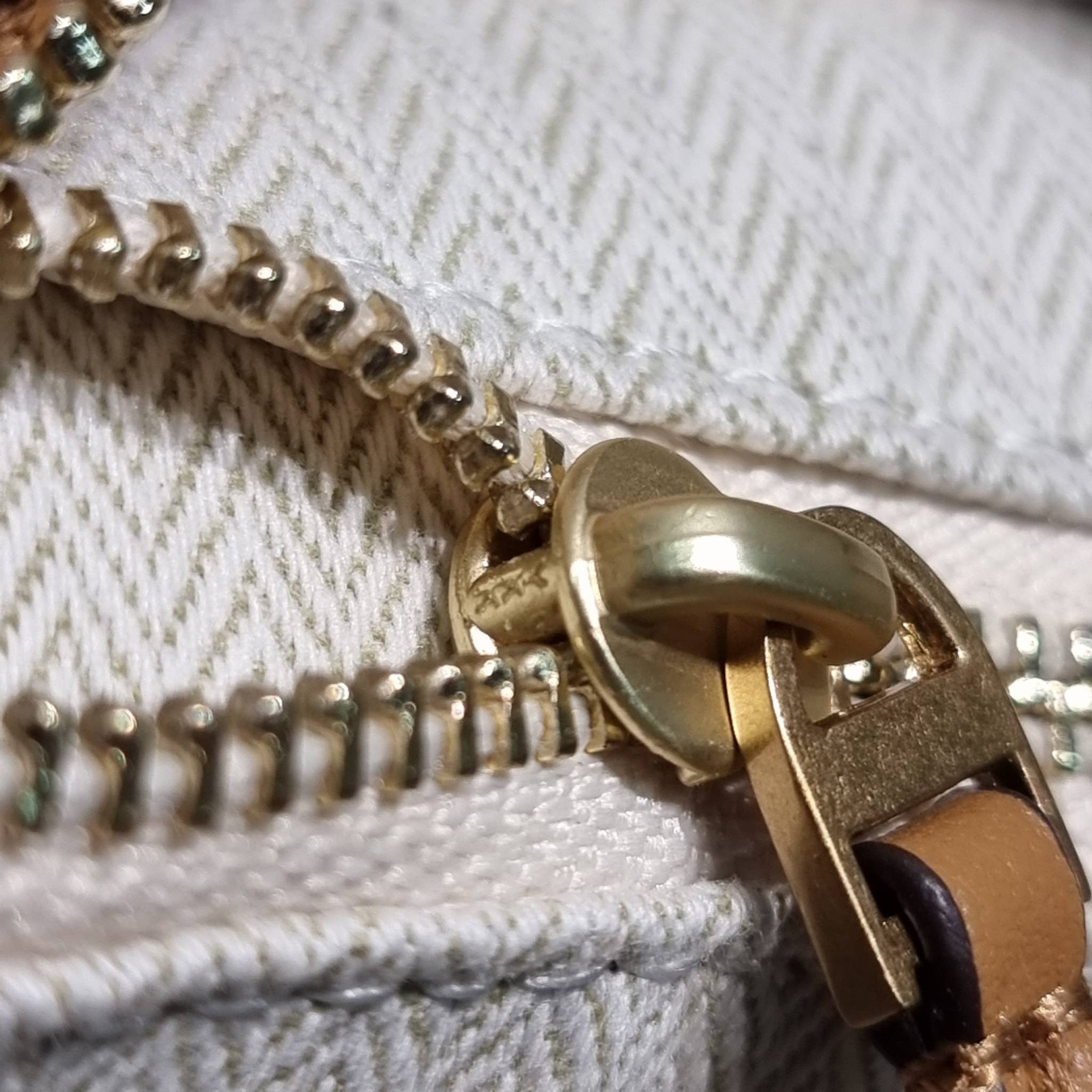 TORY BURCH KIRA CHEVRON SMALL CAMERA BAG / TORY CAMERA BAG / TORY BAG พร้อมส่ง 4 สี กระเป๋าสะพายทรงกล้อง ขนาดกะทัดรัด ไซส์สะพายคล่องตัว ดูหรู ลูกคุณหนู