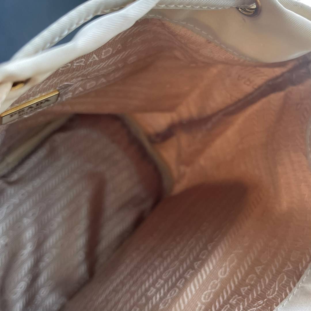 Prada Duet Re-Nylon Bucket shoulder bag / Prada Nylon bucket bag Pastel เกรดใช้สลับใบจริง ออริจินอล ใช้งานต่างประเทศได้ น้องสาวสุดสวยมาให้จับจองอีกหนึ่ง สีพาสเทลน่ารักละมุนมากๆ ค่ะ กระเป๋าสะพายข้าง ทรงขนมจีบ ไซส์มินิ ขนาดน่ารักน่าใช้มาก วัสดุขอบหนังแท้ แล