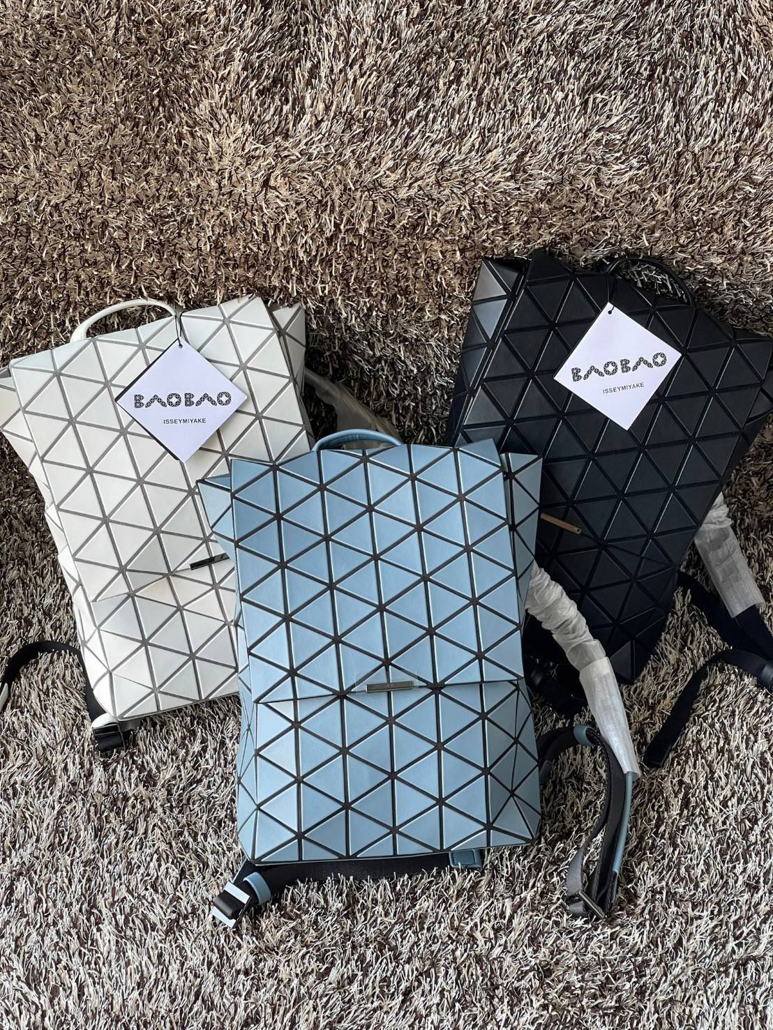 BAO BAO ISSEY MIYAKE Flap Backpacks กระเป๋าสะพายหลังรูปแบบใหม่จะเปิดตัว โดดเด่นด้วยฝาพับรูปสี่เหลี่ยมผืนผ้าที่เปิดและปิดได้ง่าย และรูปทรงแบบมินิมอล เป้สะพายหลังใช้งานได้ดีมาก