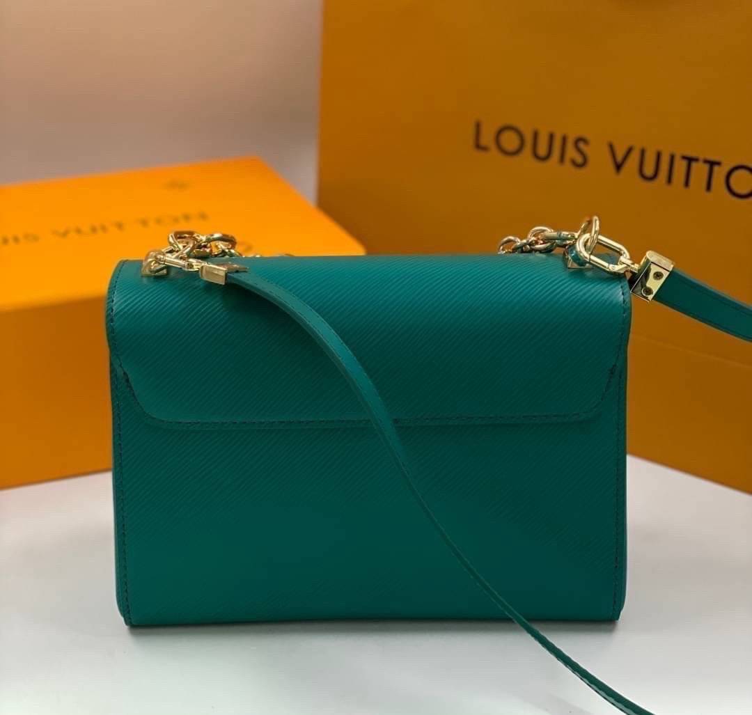 ORI หนังแท้ | LV Twist MM chain bag in grained Epi leather กระเป๋าสะพาย/กระเป๋าถือร พร้อมสายโซ่ หนังลายเกรน Epi โดดเด่นด้วยโลโก้หน้า สวยหรูเป็นเอกลักษณ์ ดีไซน์คัลเลอร์บล็อค สัมผัสโดดเด่นแมตช์กับทุกสไตล์