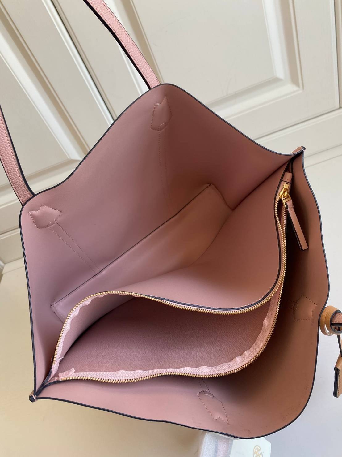 Tory Burch Women's Perry Tote Bag ออกแบบเพื่อสาวยุคใหม่ เหมาะสำหรับสาวๆที่ชอบกระเป๋าใบใหญ่ Large toteใช้งานได้ในชีวิตประจำวัน **จุของได้เยอะมาก ใช้วัสดุผสมผสานช่วยให้กระเป๋าเป็นทรงสวยโดยยังคงคุณภาพนิ่ม ดูเรียบหรูและคลาสสิค สามารถใช้เป็น every day bag