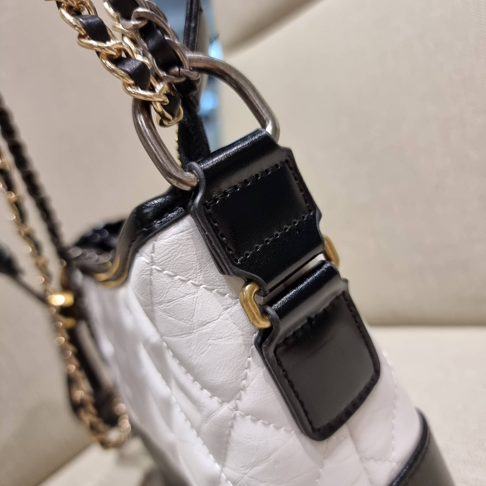 9" CHANEL SHOULDER BAG / CHANEL GABRIELLE HOBO BAG ไซส์คลาสสิค กระเป๋าสะพายข้าง/ไหล่ หนังแท้ นิ่ม หรู มาพร้อมพวงกุญแจสัญลักษณ์แบรนด์ อะไหล่พร้อมโซ่สะพายสีทองสลับสีเงินรมดำ สามารถสะพาย crossbody หรือสะพายไหล่ได้หมด สะพายแล้วขับผิวมากๆ เปิด-ปิดกระเป๋าด