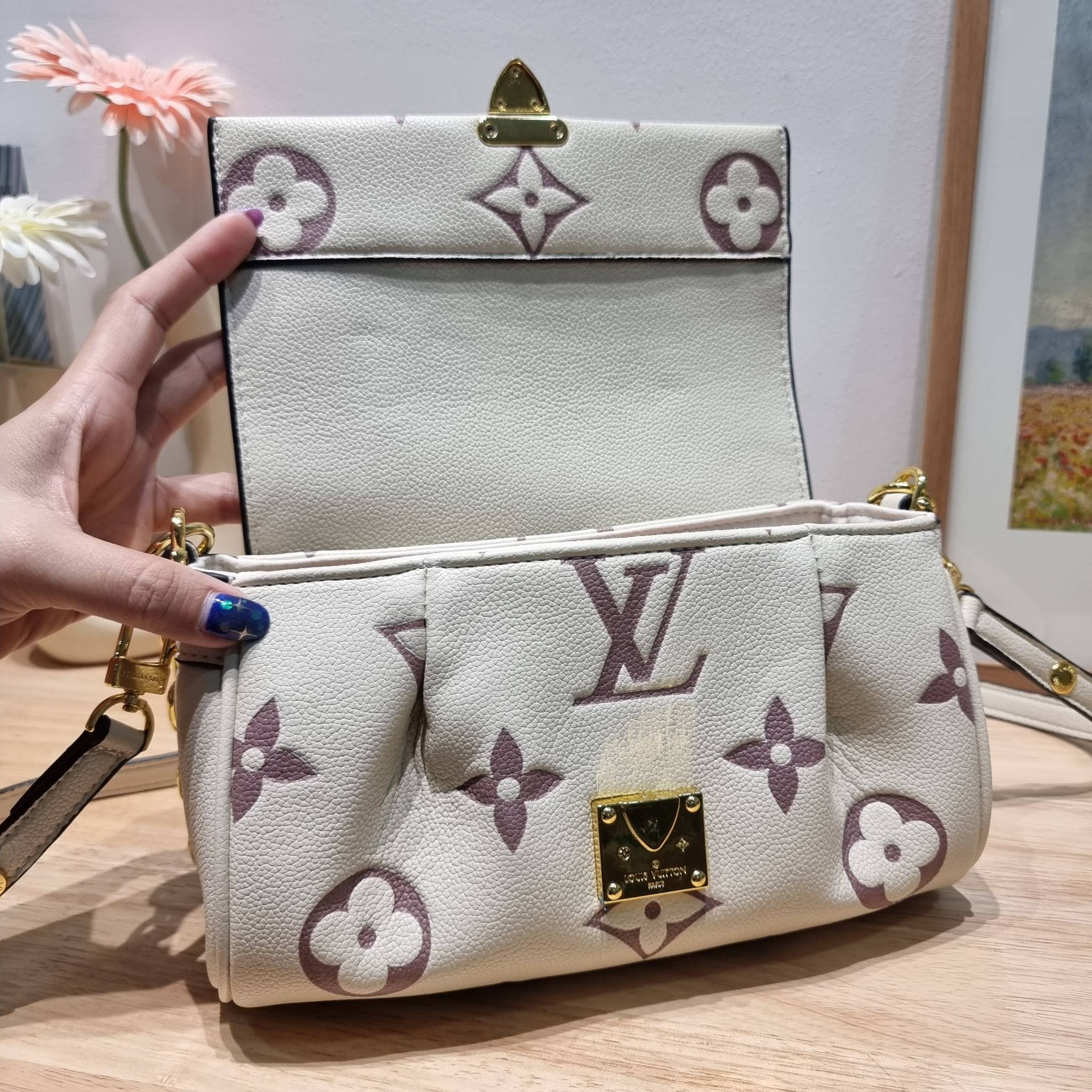 LV Favorite Bicolor Monogram Empreinte Leather - Handbags / LV FAVORITE BAG กระเป๋าสะพายคอลใหม่ล่าสุด สวยหรู ดูแพง ดีไซน์รูปทรงออกมาให้ใช้งานได้ง่าย
