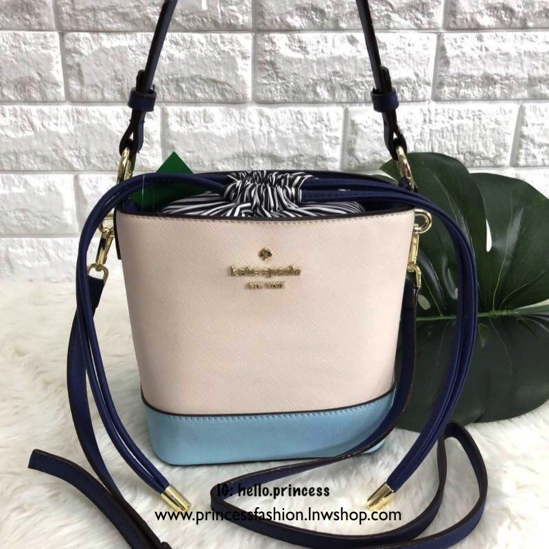 Kate spade new york cameron street pippa bag 2018 พร้อมส่งอีกรอบ กระเป๋าวัสดุหนัง saffiano ทรงถัง สามารถถือได้หรือสะพายข้าง ด้านหน้าติดอะไหล่แบรนด์ ปากกระเป๋าเปิดปิดแบบหูรูด ภายในกระเป๋าโล่ง ใส่กระเป๋าสตางค์ใบยาวได้ หรือของอื่นๆได้จุ มาพร้อมสายสะพายยาว ถอ