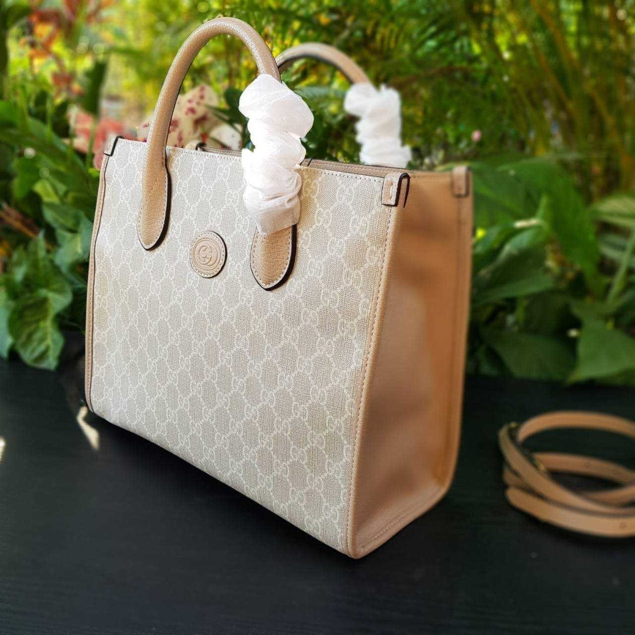 GUCCI Small tote bag with Interlocking G กระเป๋าทรงTOTE ใบใหญ่สุดหรูหรา คลาสสิค จุของได้เยอะ มาพร้อมสายสะพายยาว สามารถถอดเก็บได้ ใช้ได้ทุกโอกาส เป็นอีกรุ่นที่โดดเด่นมากๆ