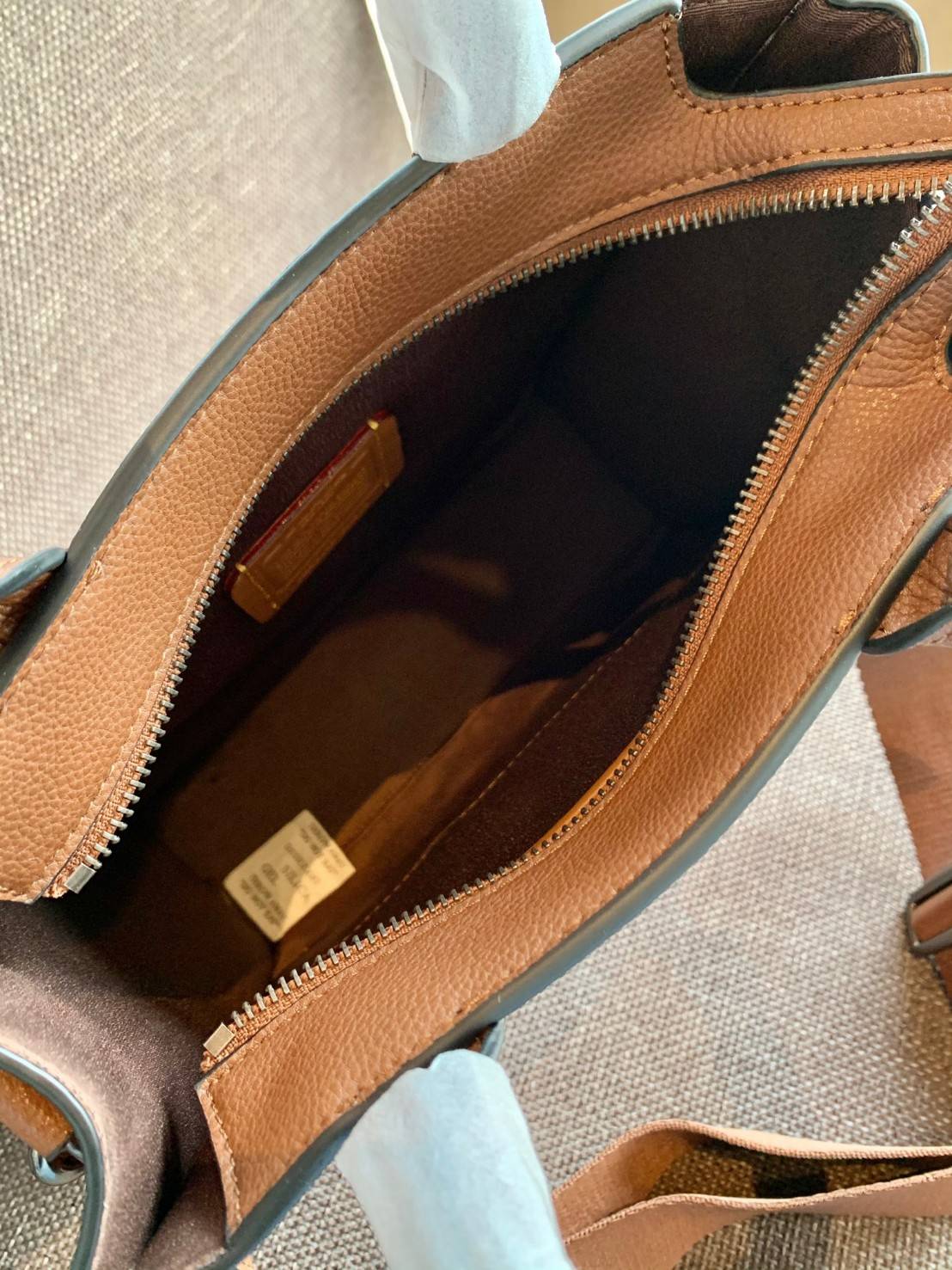 COACH COLORFUL GOTHAM TOTE SIGNATURE ((CA814)) รุ่นนี้ใช้ได้ทั้งผู้ชายและผู้หญิง ขนาดกลางๆกำลังสวยเลยค่ะ ใหม่ล่าสุด ก่อนใคร! กับกระเป๋าที่รังสรรค์สีออกมาได้สดใส เรียกได้ว่าจัดเต็มในเรื่องสีมีเดียวค่ะ หนังแท้ ลายหนังสวย บวกกับโลโก้แบรนด์ทั้งใบที่ลงลายสีได้