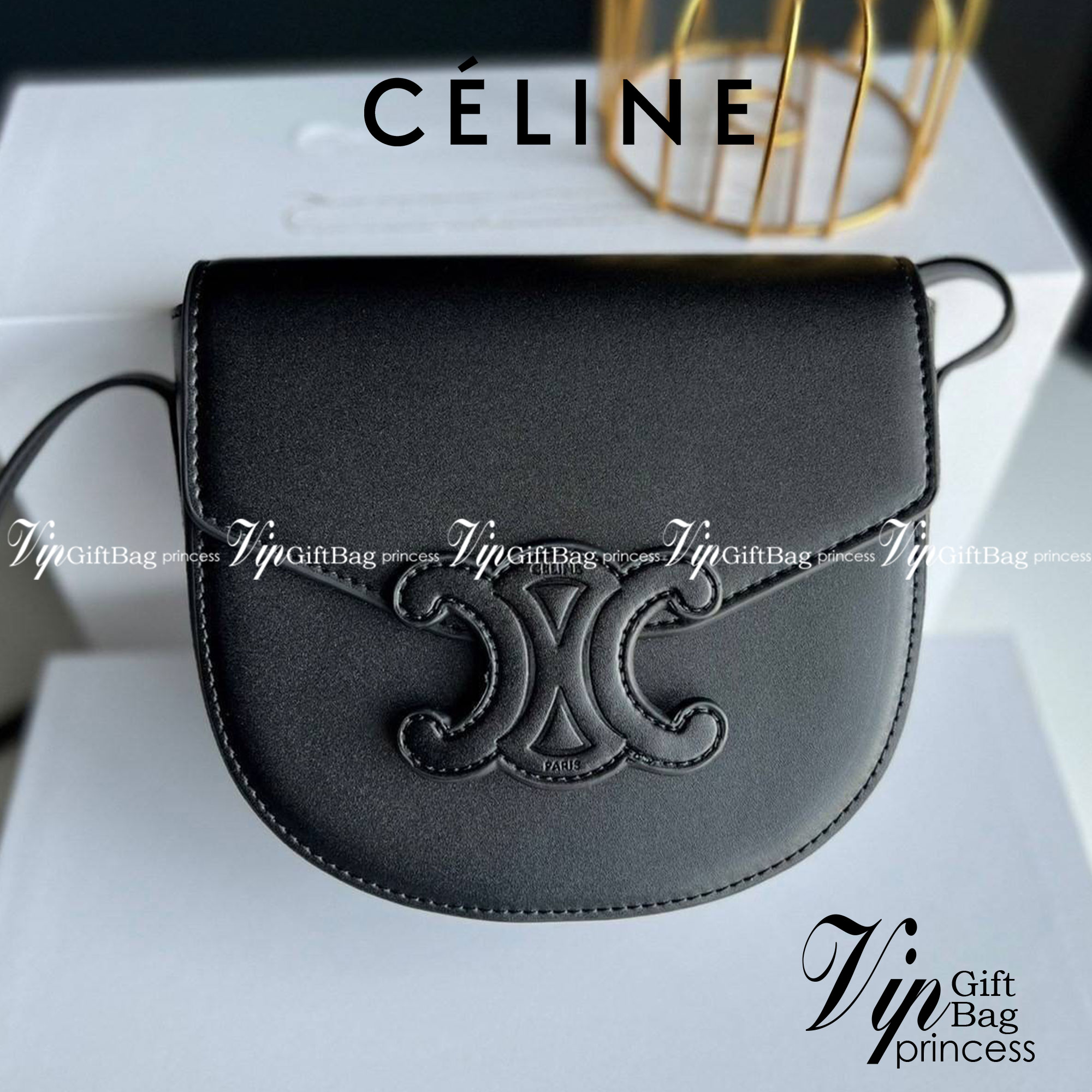 หนังแท้ CELINE BESACE cuir triomphe in Smooth calfskin / CELINE TRIOMPHE CLOSSBODY BAG หนังแท้ทั้งใบสวยหรู แบบใหม่ล่าสุด โลโก้หนังสมูทคลาสิก เหมาะกับสาวๆในวันที่อยากครอสบอดี้ชิลๆ ห้ามพลาดค่ะ!