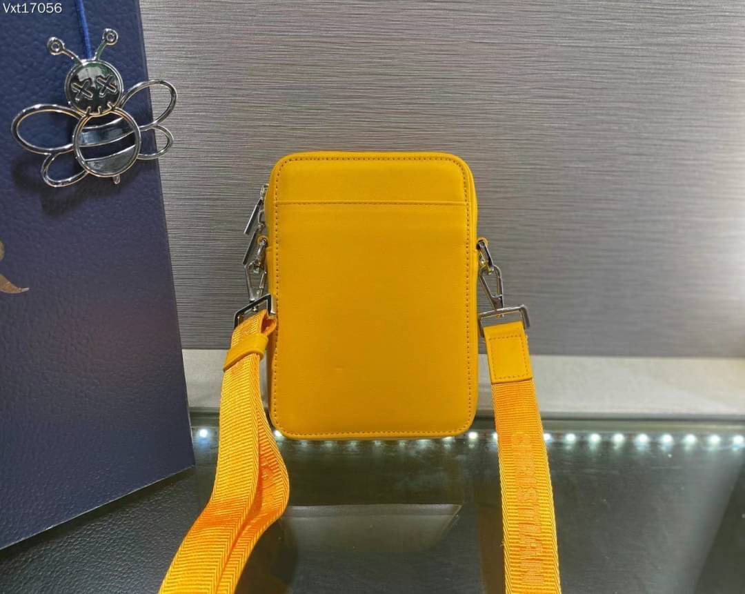 Dior World Tour Vertical / DIOR WORLD TOUR OBLIQUE GALAXY LEATHER MESSENGER POUCH BAG / Dior Pouch With Strap Oblique Galaxy Calfskin เกรดเทพออริจินอล หนังแท้ ภาพถ่ายจากสินค้าจริง ใช้งานต่างประเทศได้