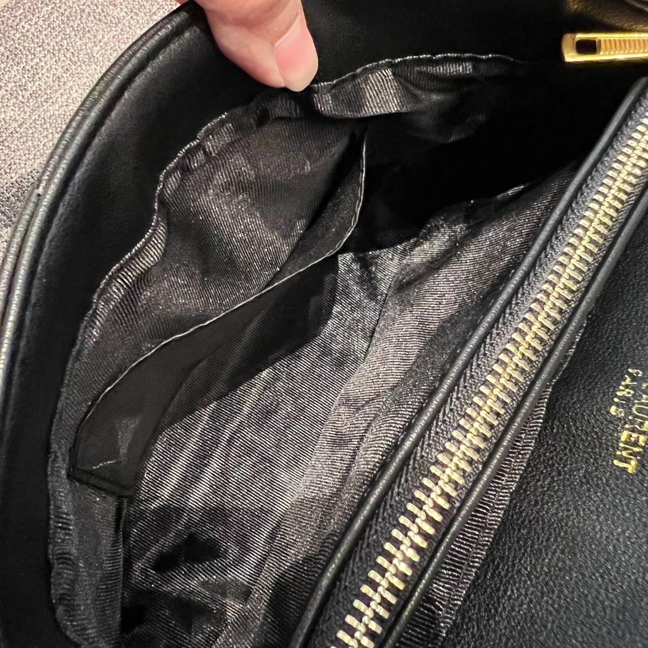 Yves Saint laurent crossbody boutique vip bag กระเป๋าสะพายไหล่ ดีไซน์ทรงสวยหรู พิเศษ แถมฟรี พวงกุญแจห้อยอะไหล่สีทอง ดูแพงไปหมดจริงๆไอเท็มนี้ วัสดุหนังสังเคราะห์ เปิด-ปิดด้วยกระดุมแม่เหล็ก ภายในโล่งกว้าง มาพร้อมหูจับในตัว และสายสะพายครอสบอดี้ที่สามารถถอดออ