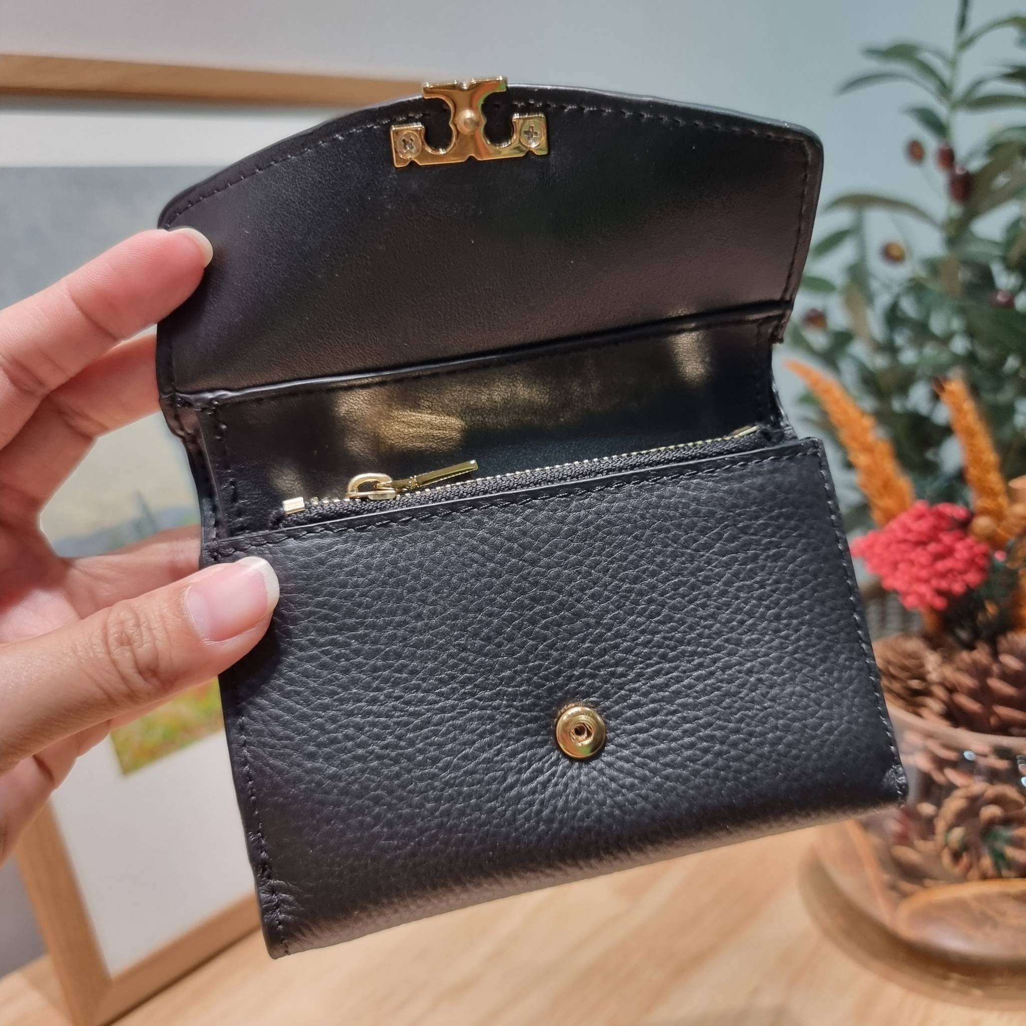 TORY BURCH KIRA MIXED MATERIALS MEDIUM FLAP WALLET กระเป๋าสตางค์ใบกลาง รุ่นยอดนิยม ดูหรูหรา ดูแพง ดีไซน์คลาสสิค ขนาดกำลังพอเหมาะ