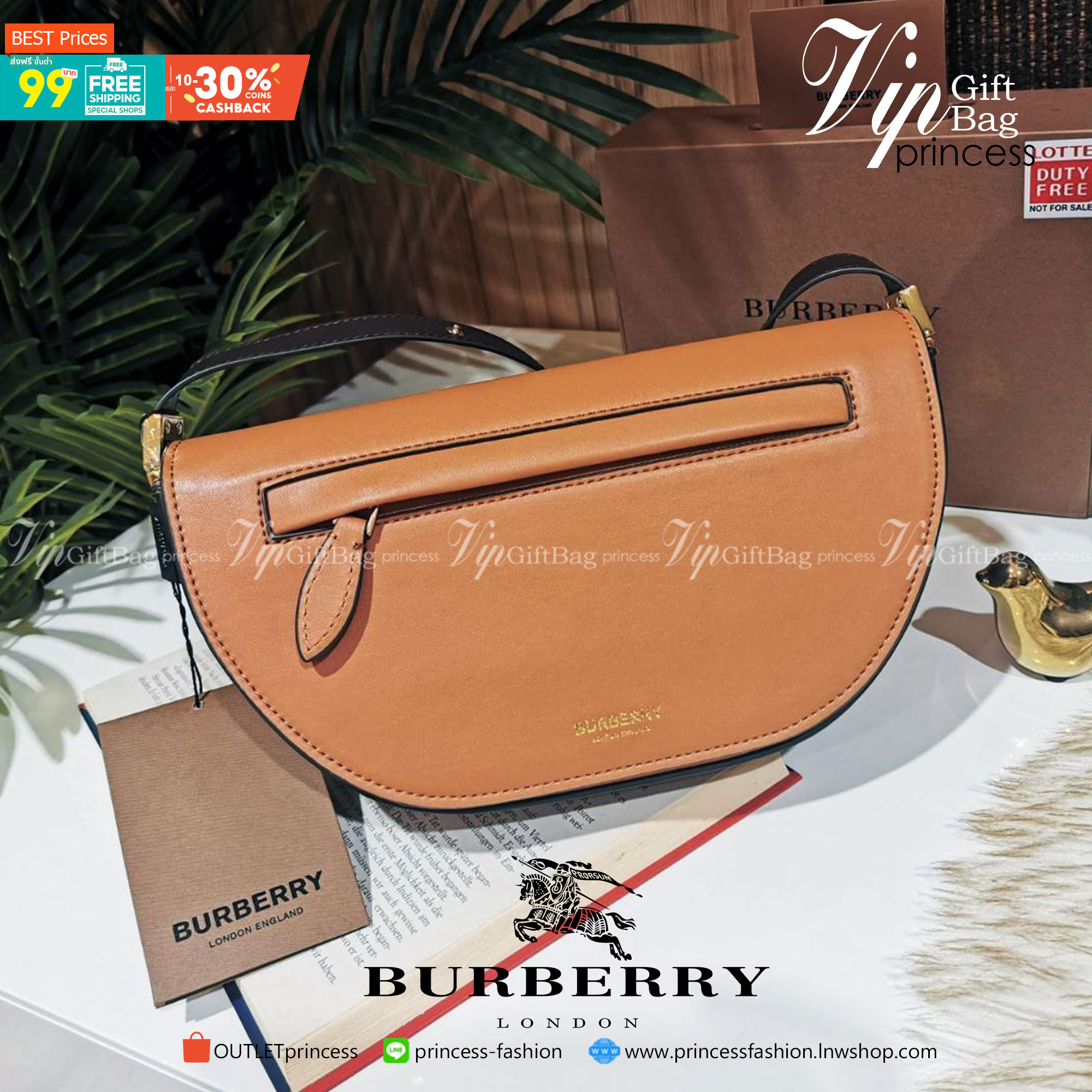 BURBERRY FRAGRANCES HALFMOON BAG VIP GIFT WITH PURCHASE (GWP) กระเป๋าสะพายพรีเมี่ยมกิ๊ฟ Limited Edition รุ่นใหม่จากน้ำหอม BURBERRY DUTY FREE วัสดุหนังแท้ CalfSkin ดีไซน์สวยหรูอยู่ทรงมีโลโก้แบรนด์และช่องซิปด้านหน้า ด้านหลังมีช่องใส่ของ เปิดปิดด้วยฝาปิดแม่เ