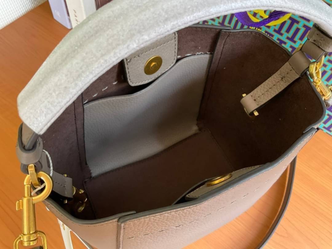 คอลเลคชั่นขายดี มากี่รอบๆ ก็หมดไวทุกรอบ!! TORY BURCH MCGRAW MINI BUCKET BAG กระเป๋าสะพาย และ ถือ คล้องแขน ทรงถัง สะพายได้ 2 ทรง ผลิตจากหนังแท้ หนังลูกวัว หนังนุ่ม หนังหอม น้ำหนักเบามากกก!! หนังลื่น นิ่มสวยมากๆ!! ด้านหน้าประดับโลโก้แบรนด์ ภายในโล่งกว้าง มี