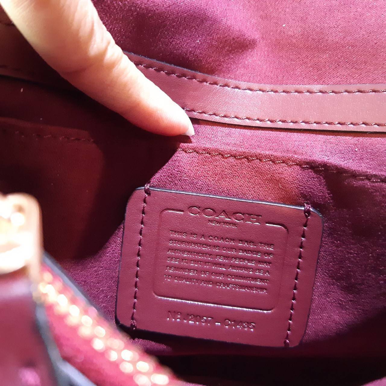 COACH TILLY SATCHEL 23 IN SIGNATURE CANVAS ((C1802//C1439/C1435)) กระเป๋า crossbody สวยหรู ขนาดใหม่ พร้อมสีมาใหม่!! ดีไซน์ย้อนยุค วัสดุหนังแคนวาสเคลือบลายสลับหนังแท้ มาพร้อมหูจับในตัว และสาย crossbody ปรับได้ตามตัว เปิด-ปิดด้วยตัวบิดล็อค ภายในโล่ง บุกำมะห