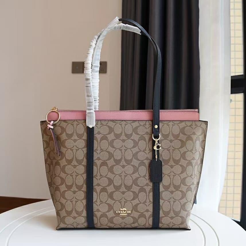 COACH 2319 MAY TOTE IN COLORBLOCK SIGNATURE CANVAS กระเป๋าโท้ท ดีไซน์ใหม่ล่าสุด!! 💕💕 เก๋ตรงปากกระเป๋า คล้ายกระเป๋าซ้อนในตัว สีตัดกับตัวกระเป๋าได้อย่างลงตัว ทรงสวย ใบใหญ่ใส่ของได้เยอะ เปิด-ปิดด้วยซิป รูดใช้งานง่าย ภายในโล่งกว้าง ด้านหลังมีช