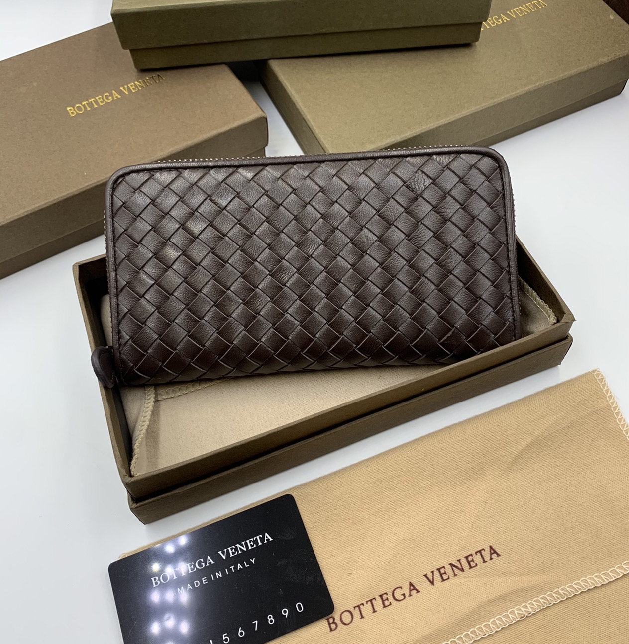 หนังแท้ BOTTEGA VENETA LONG WALLET ZIP AROUND / BV Wallet / BV Long Wallet พร้อมส่งที่ไทย กระเป๋าสตางค์ใบยาวซิปรอบ งานหนังแท้ทั้งใบ รุ่นตามหา เป็นรุ่นยอดนิยม ใช้ได้ทั้งหญิงชาย คลาสสิกหยิบมาใช้งานได้บ่อยที่สุด ใช้ทนทานได้นานภาพสินค้าถ่ายจากงานขายจริง ใช้งา