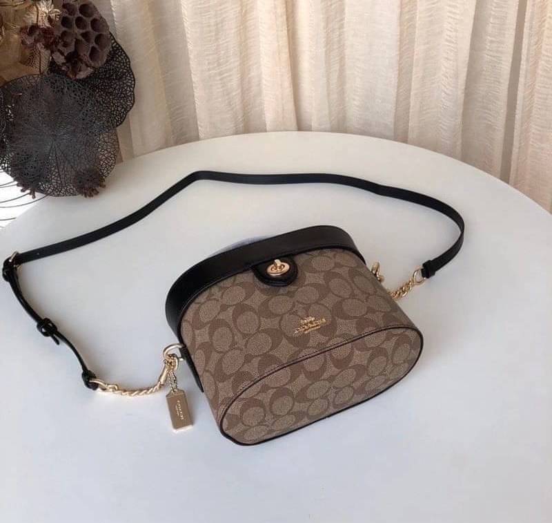 COACH KAY CROSSBODY IN SIGNATURE ((78277)) กลับมาอีกครั้ง! กระเป๋าหิ้ว//สะพายแบบครอสบอดี้ร์ หนังแท้นิ่มสวย เปิดปิดกระเป๋าแบบหมุนล็อค ภายในโล่งสามารถใส่กระเป๋าเงินใบกลางได้;มือถือได้ทุกรุ่น; มีช่องเล็กให้ใส่ของจุกจิก;ซัปในบุผ้าอย่างดีเลยค่ะ มาพร้อมสายสะพาย