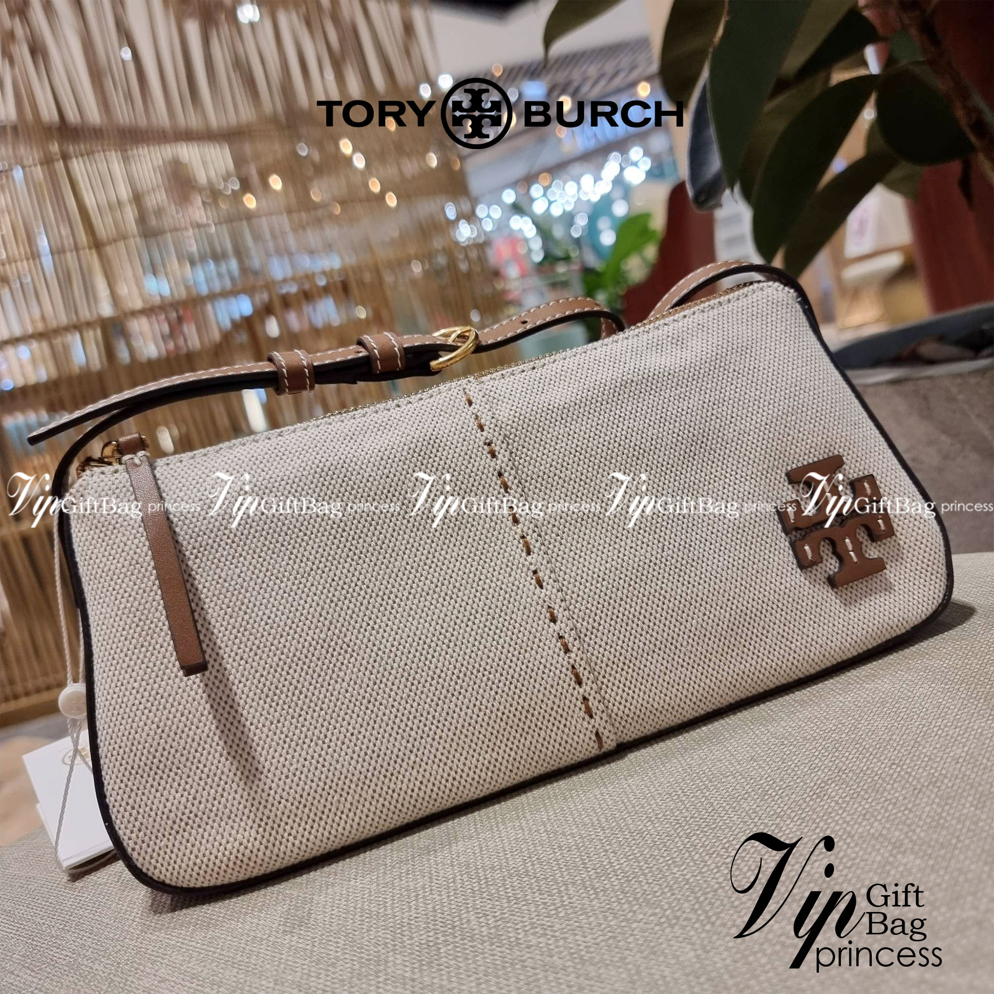 TORY BURCH MCGRAW CANVAS WEDGE กระเป๋าสะพายไหล่ ทรงสวยไม่ซ้ำ ไม่เกร่อ!! สะดวกใช้งาน ดีไซน์เรียบแต่แฝงความหรู และคลาสสิคในตัว วัสดุผ้าแคนวาสตัดสลับหนังแท้ สวยคม เปิด-ปิดด้วยซิป ภายในเป็นช่องโล่ง มีช่องย่อยเก็บบัตร มาพร้อมสายสะพายในตัว ปรับได้อีกเล็กน้อย ไอ