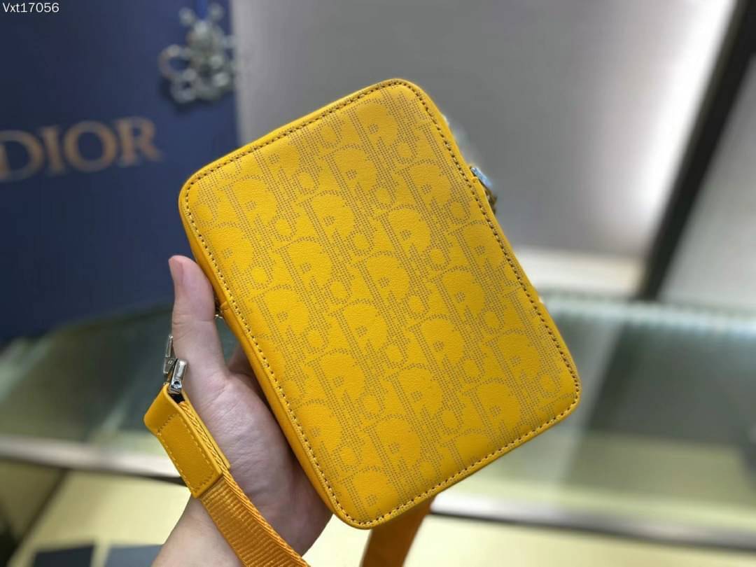 Dior World Tour Vertical / DIOR WORLD TOUR OBLIQUE GALAXY LEATHER MESSENGER POUCH BAG / Dior Pouch With Strap Oblique Galaxy Calfskin เกรดเทพออริจินอล หนังแท้ ภาพถ่ายจากสินค้าจริง ใช้งานต่างประเทศได้