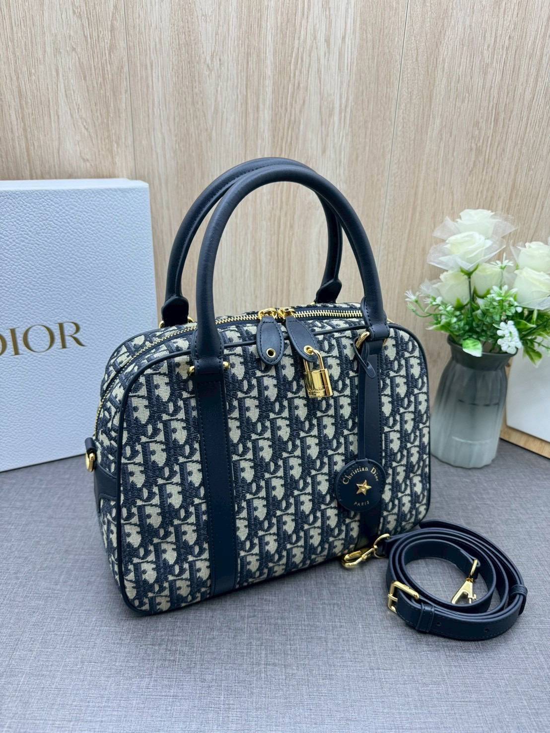 ORI หนังแท้ | DIOR Large D-Vibe Bowling Bag กระเป๋าทรงหมอนดีไซน์โบว์ลิ่งใบใหญ่ ทันสมัยใช้งานง่ายจุของได้เยอะ สวยสง่างามเป็นเอกลักษณ์