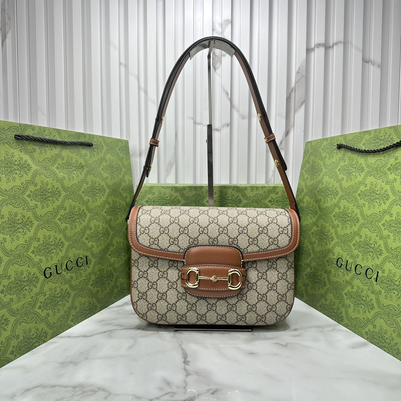 Gucci Horsebit 1955 Soft small shoulder bag ปรับโฉมใหม่เรียบสวยหรู กระเป๋าสะพายไหล่/สะพายข้างทรงคลาสสิค สวยผู้ดี ดารา เซเลปใช้กันเพียบ สวยอยู่ทรง