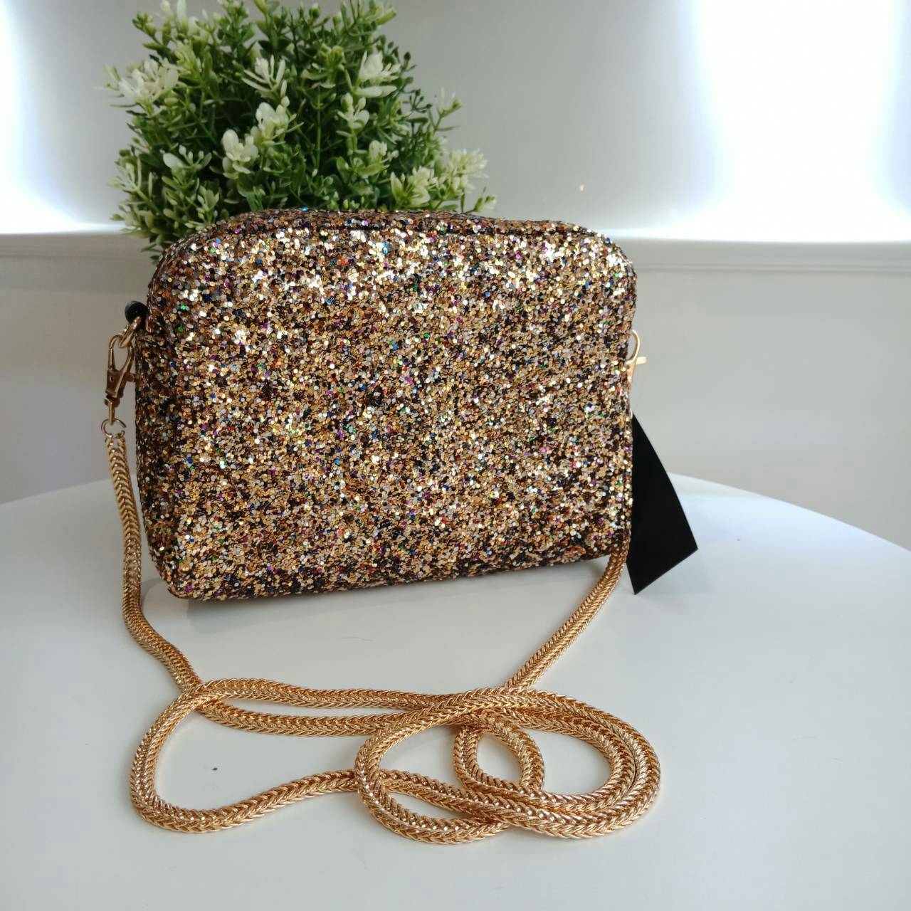 River Island glitter crossbody & cluth bag กระเป๋าทรงสวย ดีไซน์แจากแบรนด์ดัง River Island แบรนด์ดังจาก UK. โดดเด่นด้วยตัวกระเป๋า ประดับ glitter ทั้งใบ สวยโดดเด่น เปิดปิดกระเป๋าด้วยซิป ภายในกว้าง จุได้เยอะ ใส่โทรศัพท์ได้ทุกรุ่น + กระเป๋าสตางค์สั้น ใบนี้จะส