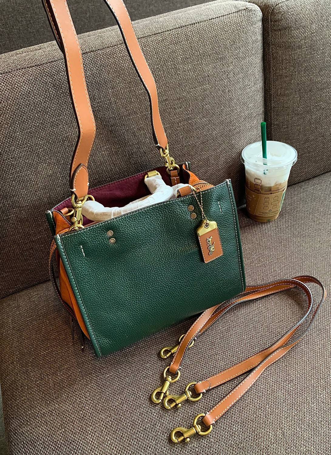 สวยตามซุปตาร์ตัวแม่กันเลยจร้า! COACH ROGUE 25 IN COLORBLOCK((C5575)) 📣พร้อมส่งที่ไทย บอกเลยหลงรักในคุณภาพของหนังแน่นอน! สวยไปกับงานคุณภาพ กระเป๋าหิ้ว//สะพายไหล่//สะพายข้างได้ ทำจากหนังชั้นดีที่สุด จะมีความนิ่มและพองตัวได้สวยงาม ตัดขอบหนังกลับด้านข
