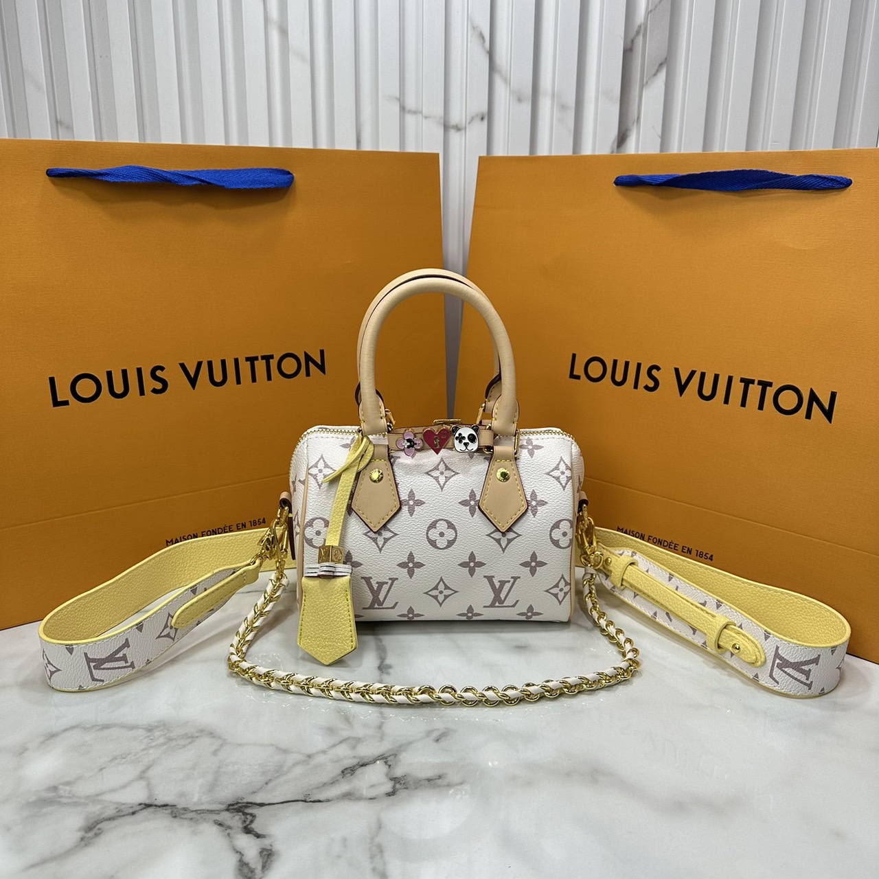LV Speedy Bandoulière 7" Bicolor Monogram Bag / LV Keepall Bag น้องกระเป๋าทรงหมอนไซส์มินิน่ารัก ดีไซน์น่าใช้มากๆ โทนสีใหม่สวยคลาสสิค รูปทรงโดดเด่น ภายในเป็นช่องกว้าง มาพร้อมสายสะพาย ใบจริงสวยเกินเบอร์!! ไม่ผิดหวังจ้า