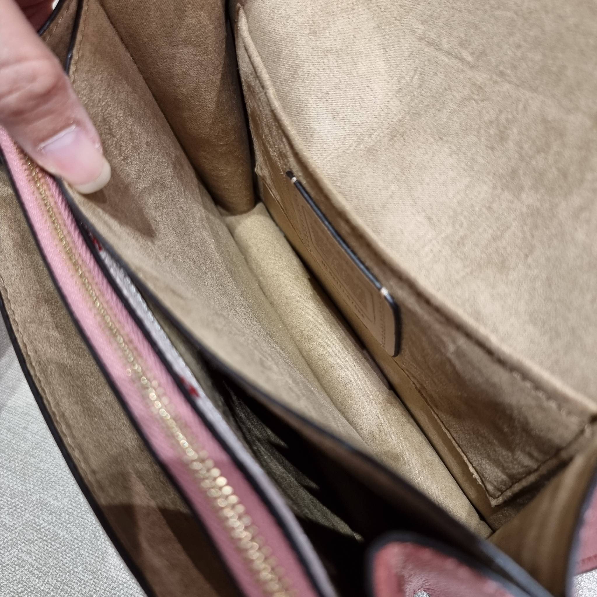 COACH C7596 KLARE CROSSBODY WITH HEART PETAL PRINT หนึ่งคอลเลคชั่นที่ฮิตไม่หยุดยั้ง!! ขายดิบขายดีทุกดีไซน์ รอบนี้มาตอบโจทย์สายหวาน ใหม่ล่าสุด น้องน่ารักม้ากกกก!! กับกระเป๋าสะพายข้าง โทนสีละมุนลูกคุณ!! คือดี!! เพิ่มลูกเล่นช่อดอกไม้หัวใจ ให้มีสีสัน สายสะพาย