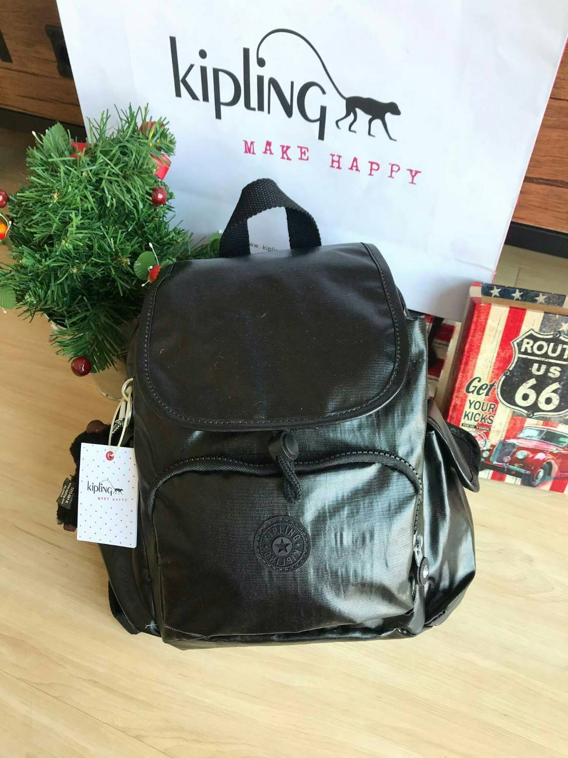 Kipling City Pack Backpack วัสดุPolyamide100% เป้ขนาดกลาง ที่เปิดปิดด้วยตัวล็อค2ชั้นด้วยกระดุมแม่เหล็กและซิป มีช่องใช้งานหลายช่องรวมถึงช่องซิปด้านหน้า มีลูกเล่นที่ด้านหลังมีช่องซิปสำหรับเก็บของและเก็บสายเป้ได้ หรือใช้สายจากเป้สะพายไหล่ได้ ประดับด้วยพวงกุญ