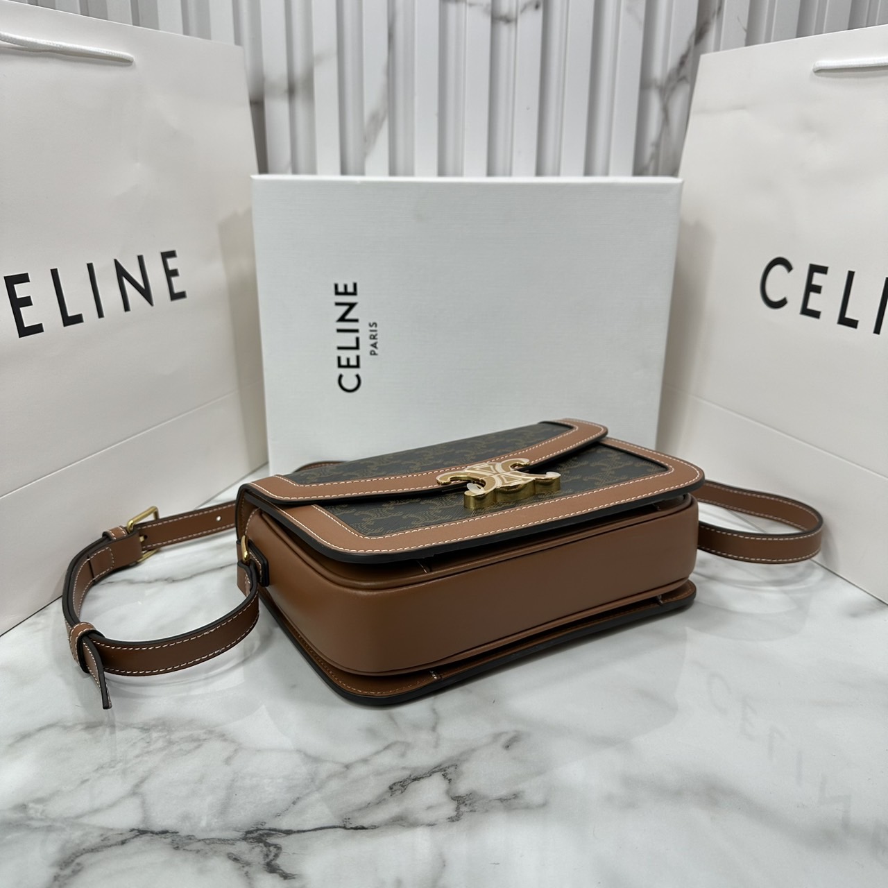 ORI หนังแท้ | 9" CELINE CLASSIQUE TRIOMPHE bag in natural leather กระเป๋าสะพายรุ่นยอดนิยม ด้วยรูปทรงสี่เหลี่ยมผืนผ้า ดีไซน์คล่องตัวถ่ายทอดให้เห็นถึงแก่นแท้ของสไตล์