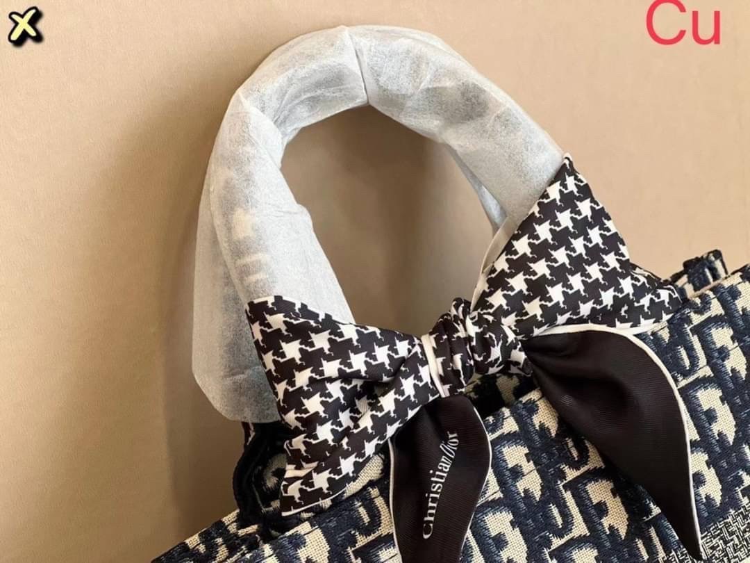 DIOR SMALL BOOK TOTE กระเป๋าสะพายทรงโท้ท สวยคลาสสิคขนาดกำลังดี พกพาสะดวก ใช้งานง่ายสุดๆ วัสดุงานทอละเอียดคุณภาพดี ภายในเป็นช่องโล่ง ใบจริงงานสวยเกินเบอร์!! สวยงามเกินราคา ไม่ผิดหวังจ้า