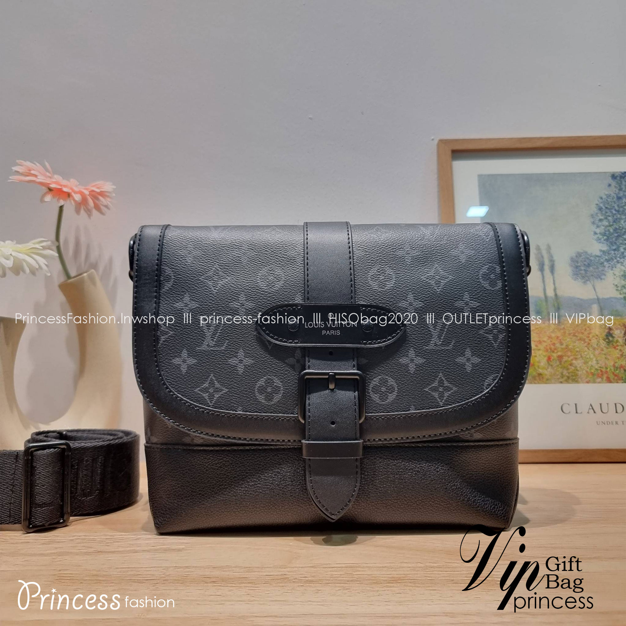 LV SAUMUR MESSENGER Monogram Eclipse Canvas Bag คอลเลคชั่นสุดหล่อ ใหม่ก่อนใคร กับกระเป๋าสะพายทรงแมสเซ็นเจอร์สำหรับหนุ่มๆ ดีไซน์คลาสสิคแฝงดีเทลความหรู