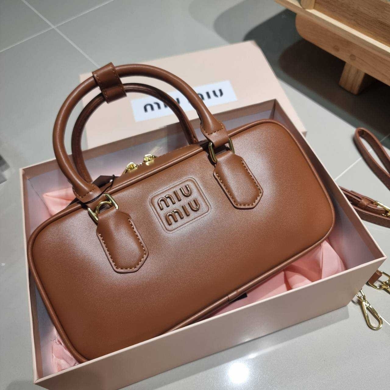 MIU MIU ARCADIE LEATHER BAG M, Geniş 27cm กระเป๋าถือ/สะพายสุดชิค น่ารักๆเก๋ๆ ดีไซน์เรียบแต่มากมีอยู่จริง สวยดูแพง
