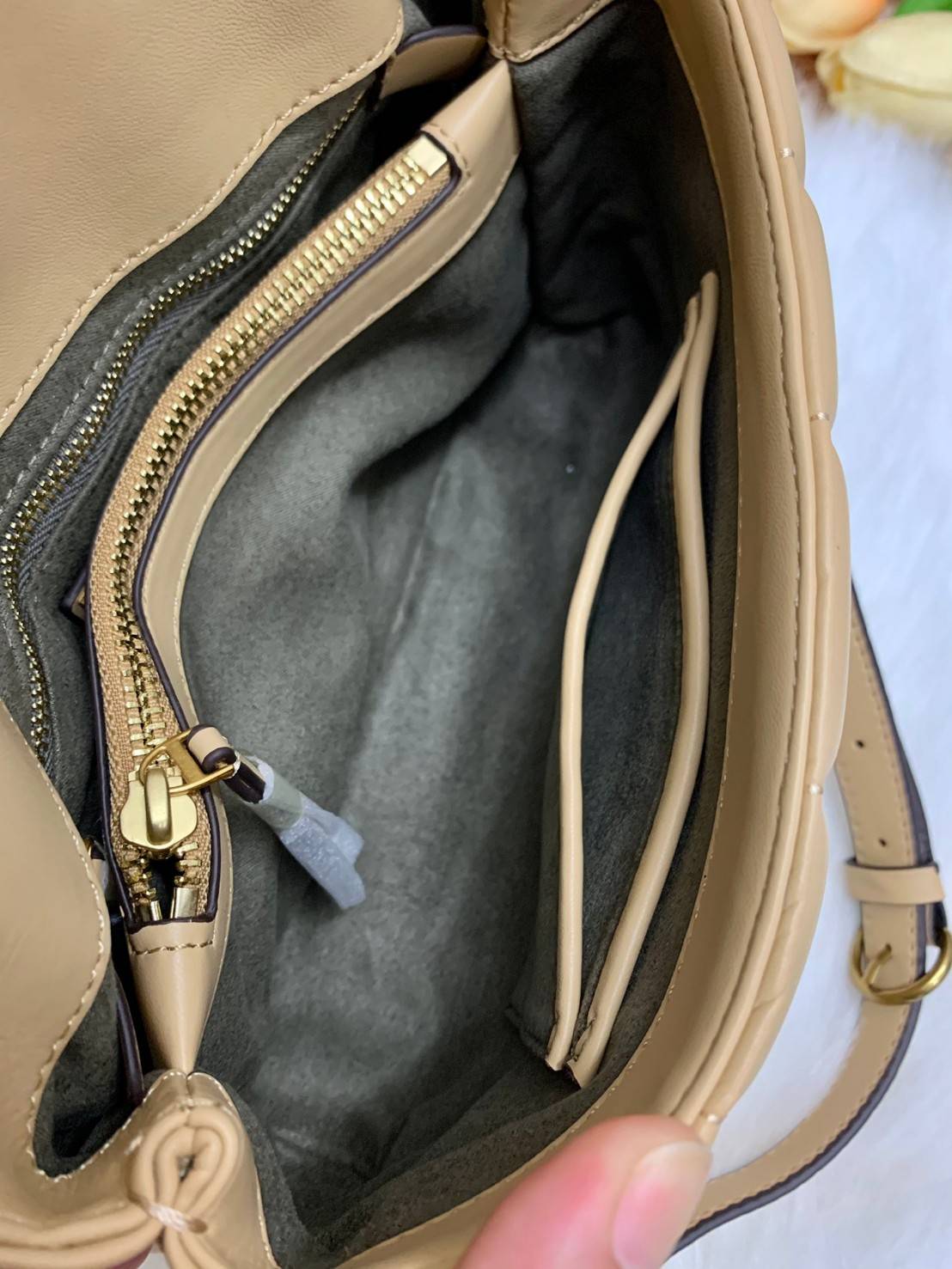 TORY BURCH KIRA QUILTED SMALL BAG พร้อมส่งที่ไทย ไม่ผิดหวังแน่นอนค่ะ! กระเป๋าหิ้วหรือสะพายข้างได้ วัสดุหนังแกะแท้ทั้งใบ ((หนังแกะจะมีคุณภาพดีเงานิ่มและแพงกว่าหนังวัวจ้า)) หนังนิ่มสวยงามมากๆค่ะ เปิดปิดกระเป๋าแบบหมุนล็อคแบบโลโก้แบรนด์ ใช้อะไหล่คลาสสิคดูหรูเ