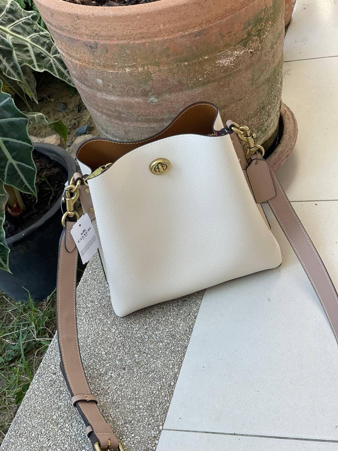 Coach Willow Bucket Bag In Colorblock รุ่นใหม่สุดปัง เป็นกระเป๋าสไตล์ใช้ได้ทุกวัน จุของได้เยอะและน้ำหนักเบา ไซส์กลางใช้หนังลายกรวด มีช่องใส่ของ 2 ช่องและมี 1 ช่องซิปตรงกลางไว้สำหรับใส่ของสำคัญ เปิดปิดแบบ turnlock ถือคล้องแขนหรือสะพายไหล่หรือสะพายข