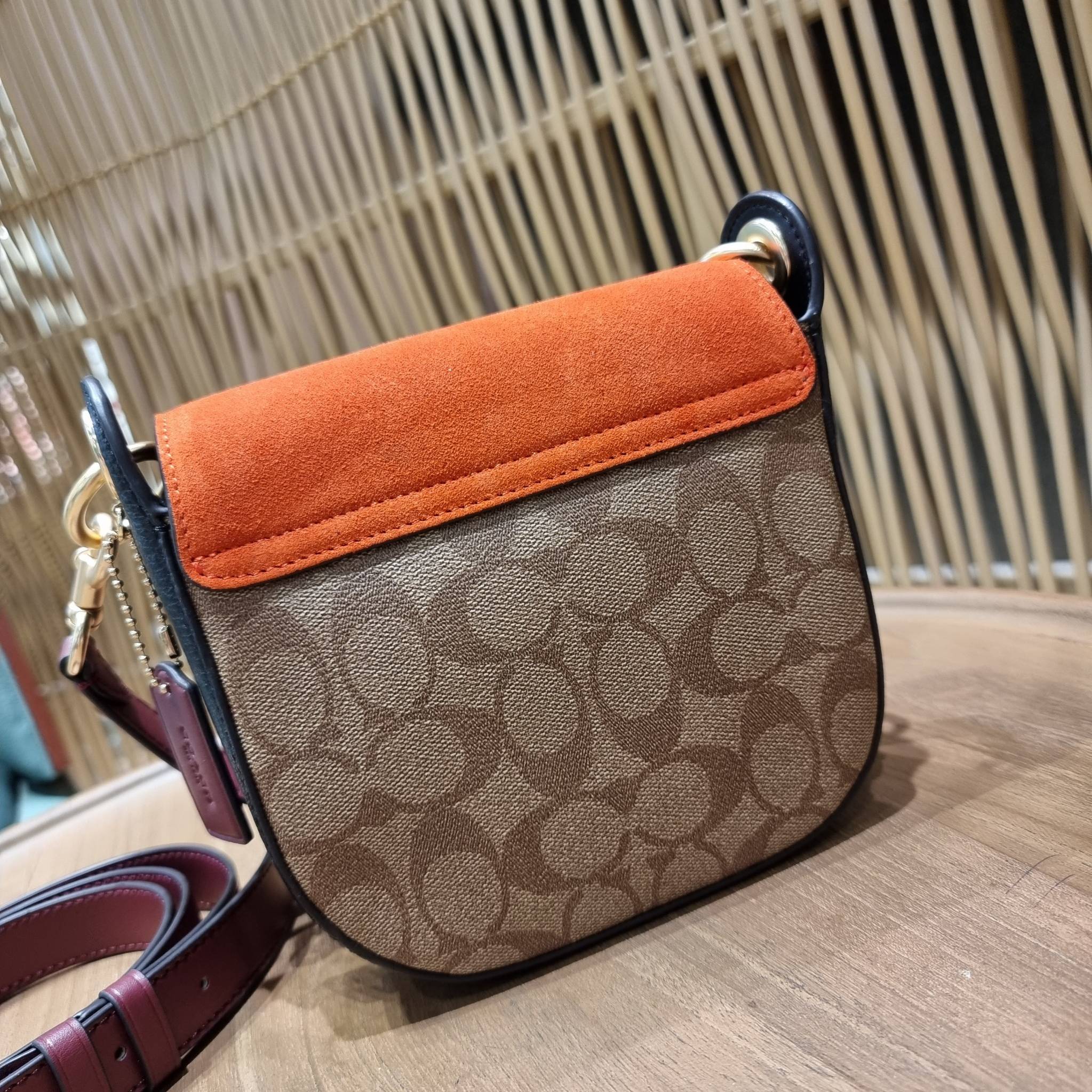 COACH C5691 KLEO SHOULDER BAG 17 IN SIGNATURE CANVAS ใหม่สุด!! สวยหรูไม่มีใครเกิน!! กระเป๋าสะพายสวยครบสูตร แค่เห็นก็ปิ๊ง!!วัสดุหนังแคนวาสสลับหนังแท้ ลงตัวที่หนึ่ง เปิด-ปิดด้วยสายคาดแม่เหล็กในตัว โดดเด่นมากๆ ภายในเป็นช่องโล่ง มีสายสะพายมาให้ถึง 2 แบบ สายคล
