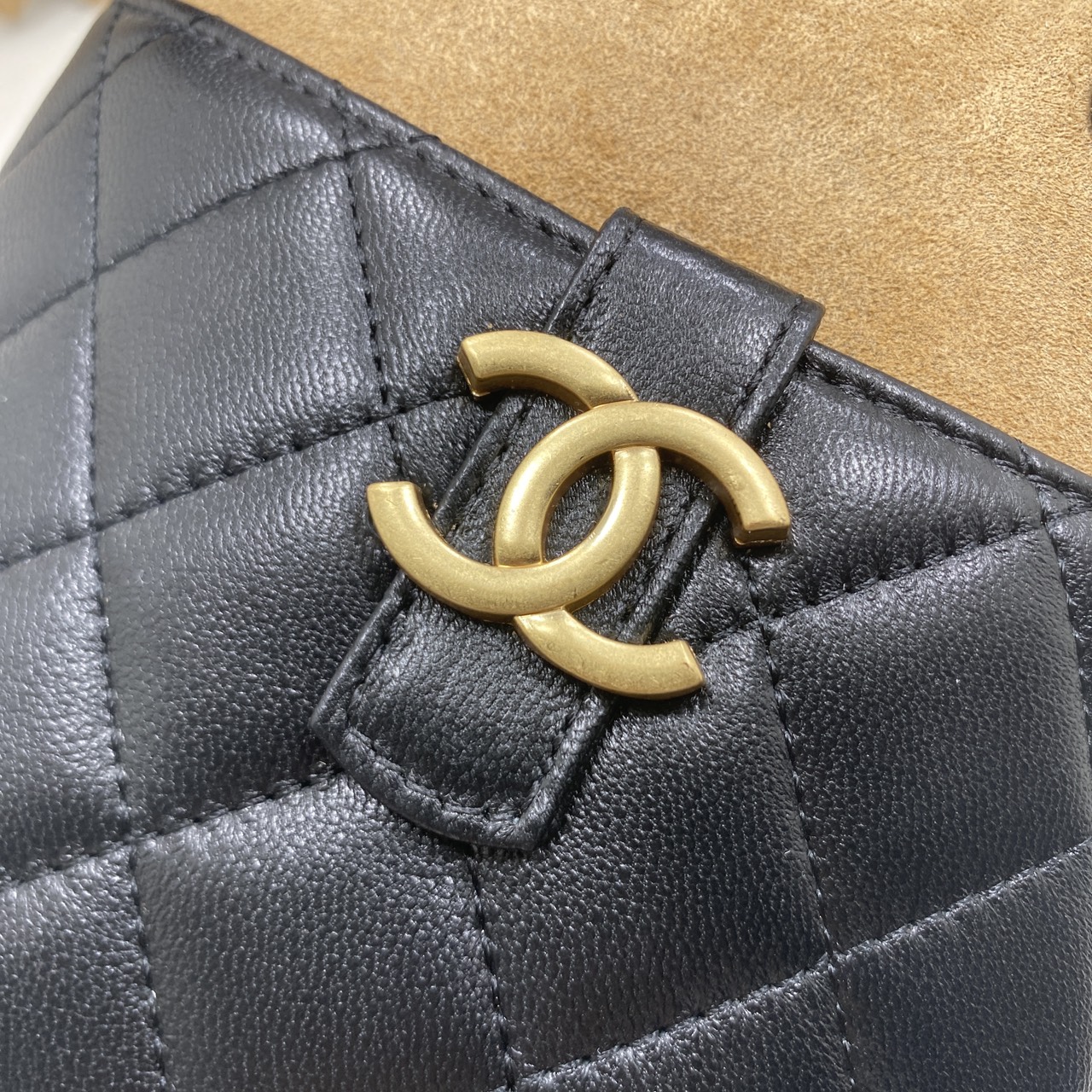ORI หนังแท้ | Chanel Clutch with chain Suede Leather กระเป๋าถือรูปทรงใหม่ งานทูโทนหนังและหนังกลับ ตัดสีน้ำตาลดำอย่างลงตัว สวยโดดเด่น ใหม่ล่าสุด ในคอลเลกชัน Métiers d’art ปี 2024/25