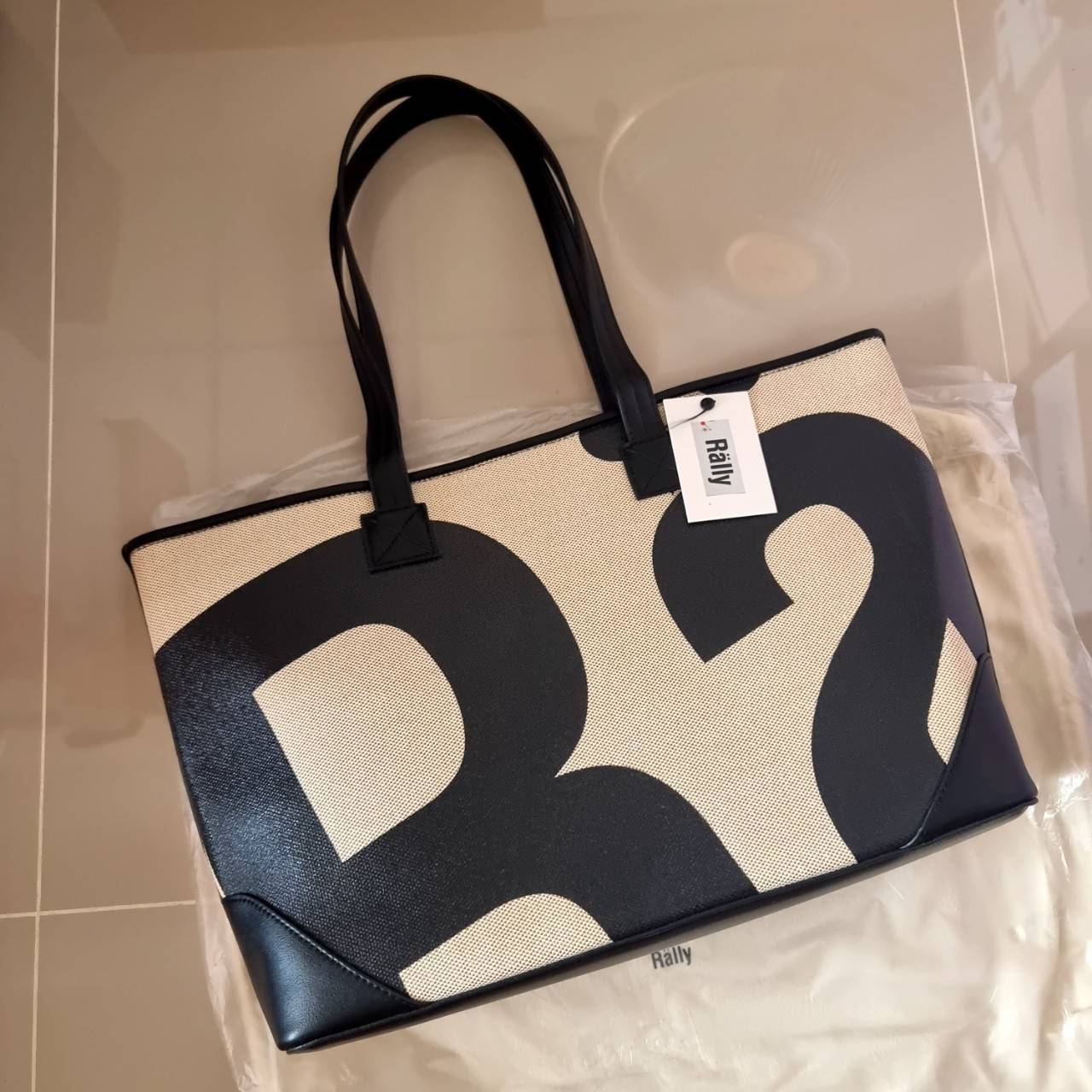 Rally movement tote bag กระเป๋าทรงโท้ท ดีไซน์คลาสสิค เรียบง่ายแต่ดูแพง มีระดับสุดๆ ไอเท็มสุดปัง ออกมาก็ sold out ไวมากๆ รุ่นใหม่และเป็นรุ่นที่ตามหา