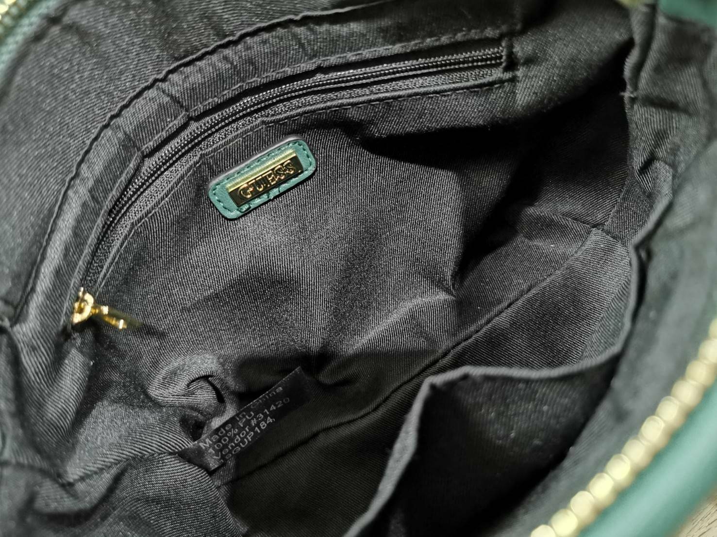 Guess Woman Factory Crossbody Bag กระเป๋าสะพายรุ่นใหม่ดีไซน์สวยหรูคลาสสิคจาก GUESS FACTORY วัสดุหนังเเกะสังเคราะห์เนื้อหนานิ่มลายตาราง เปิดปิดด้วยซิปสะดวกใช้ ด้านหน้ามีโลโก้ ภายในมีโลโก้ช่องใส่ของ และช่องซิป ใส่กระเป๋าสตางค์ใบยาว ของใช้ได้จุ มาพร้อมสายสะพ