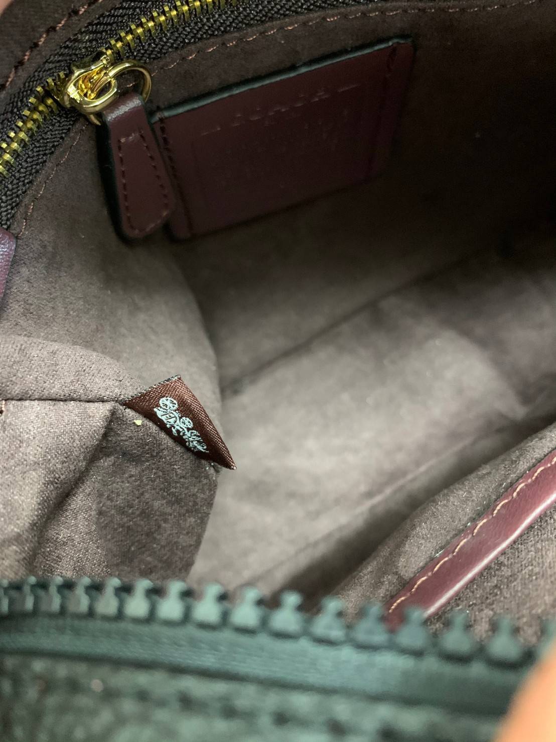 COACH KAT CROSSBODY WITH HORSE AND CARRIAGE PRINT ((88480//88544)) พร้อมส่งค่ะ! กระเป๋าสะพายแบบครอสบอดี้ร์ หนังแท้อย่างดี ตัวกระเป๋าเก๋ด้วยการพิมพ์ลายรถม้าค่ะ ด้านหน้ามีช่องกระดุมแม่เหล็กสำหรับใส่ของจุกจิกได้ พร้อมโลโก้แบรนด์สุดหรู