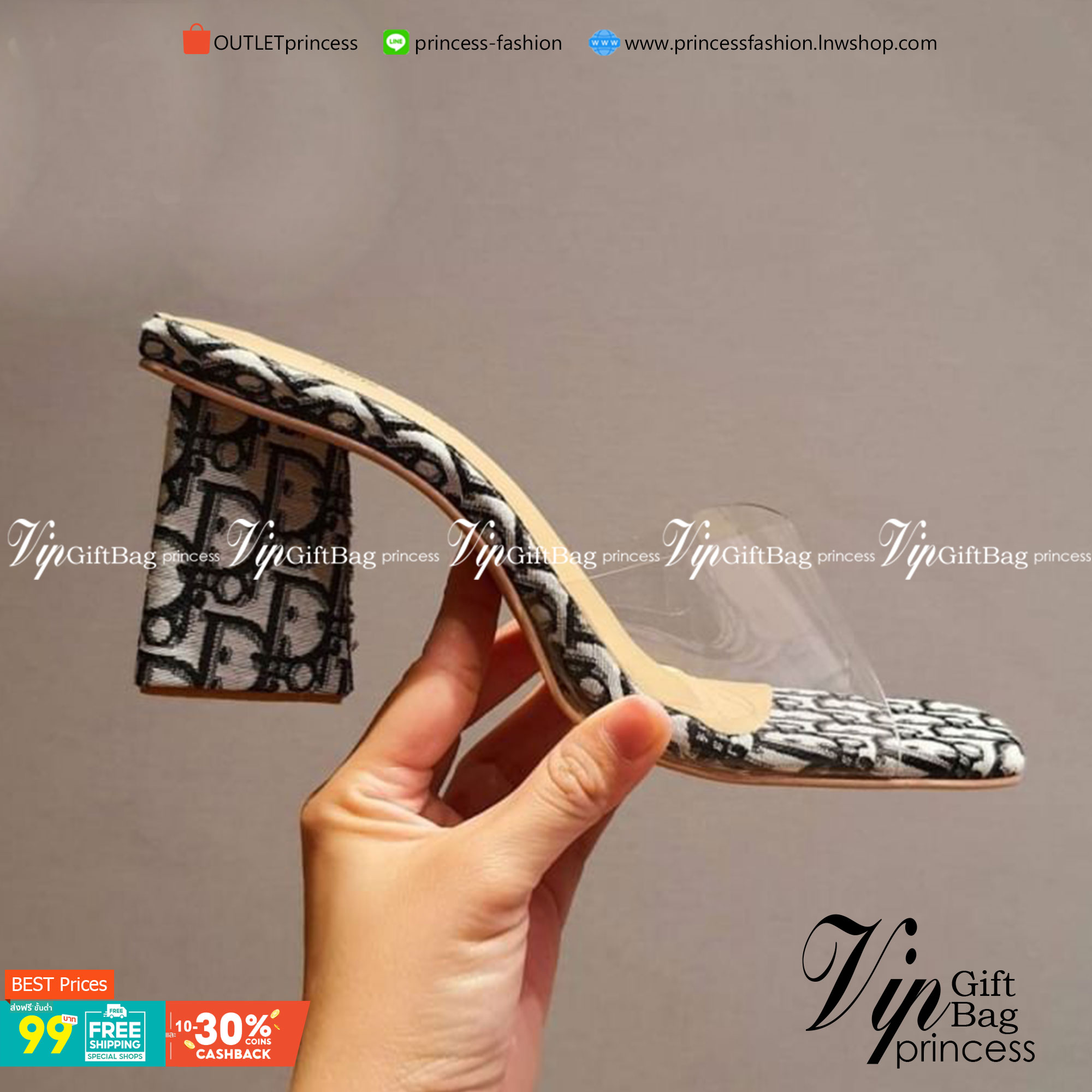 Christian Dior งานสวม คาดพบาสติกใสอย่างดี เนื้อนุ่ม วัสดุผ้าลายแบรนด์ เก๋ๆ กับส้น 3 เหลียม สวมเก๋ ใส่สบาย ไม่เมื่อย แมทส์ชุดง่าย น้ำหนักเบา