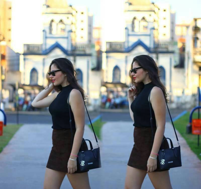 GUESS SAFFIANO MINI CROSS BODY BAG Best aellwr กระเป๋าถือหรือสะพายรุ่นยอดนิยมจาก GUESS หนัง Saffiano สวยอยู่ทรงสไตล์ PRADA ขนาดกำลังดี เบา ด้านหน้าประดับ logo brand มาพร้อมพวงกุญแจแบรนด์ห้อยที่หูกระเป๋า ถอดเเยกใช้ได้ เปิดปิดด้วยซิปสะดวกใช้ ภายในมี โลโก้ ช