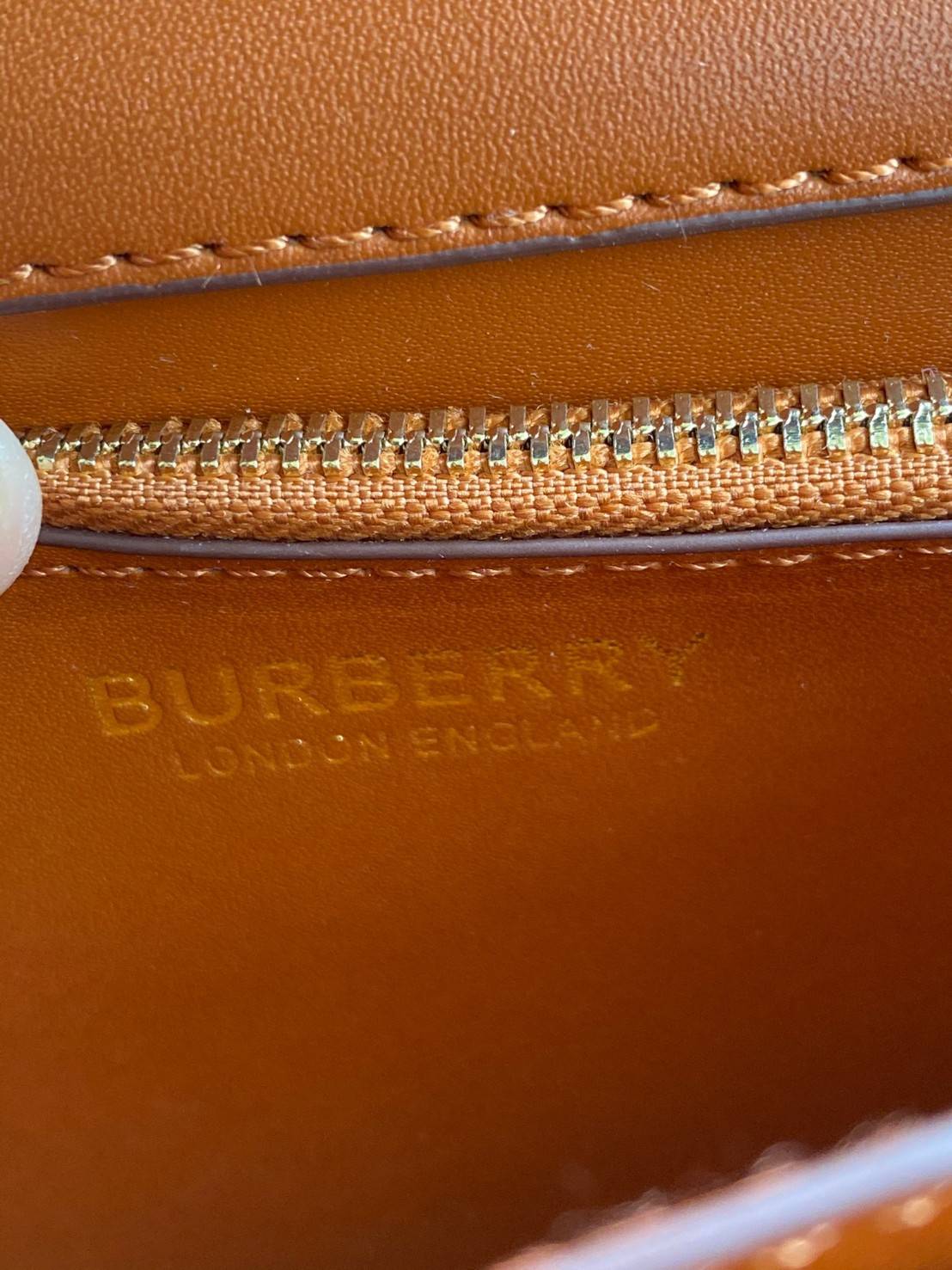 BURBERRY FRAGRANCES CROSSBODY BAG VIP GIFT WITH PURCHASE (GWP) กระเป๋าสะพายพรีเมี่ยมกิ๊ฟ Limited Edition จากน้ำหอม BURBERRY DUTY FREE วัสดุ Calfskin หนังเรียบสวยอยู่ทรงดีไซน์ยอดนิยมประดับโลโก้แบรนด์ทองด้านหน้า เปิดปิดด้วยฝาปิดสัญลักษณ์ตัวB ภายในมีช่องแบ่ง