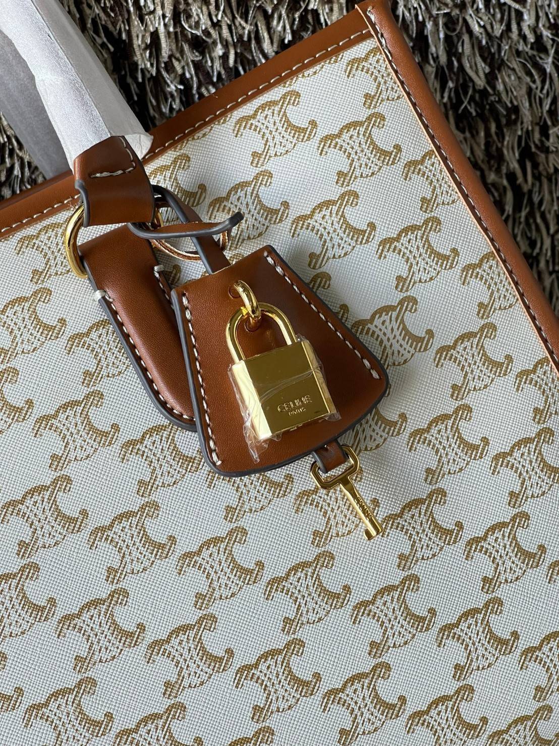 Celine Horizontal Cabas In Triomphe Canvas / Celine tote bag สายชอบพกของเยอะ ต้องหยิบของในกระเป๋าบ่อย รุ่นนี้ก็เป็นอีกตัวเลือกที่น่าสนใจค่ะ เพราะนอกจากจะจุของได้เยอะแล้วดีไซน์ยังเรียบสวยมีกลิ่นอายความวินเทจ อีกทั้งขนาดกระเป๋าใหญ่กำลังดีไม่เกะกะ เคลื่อนไหว