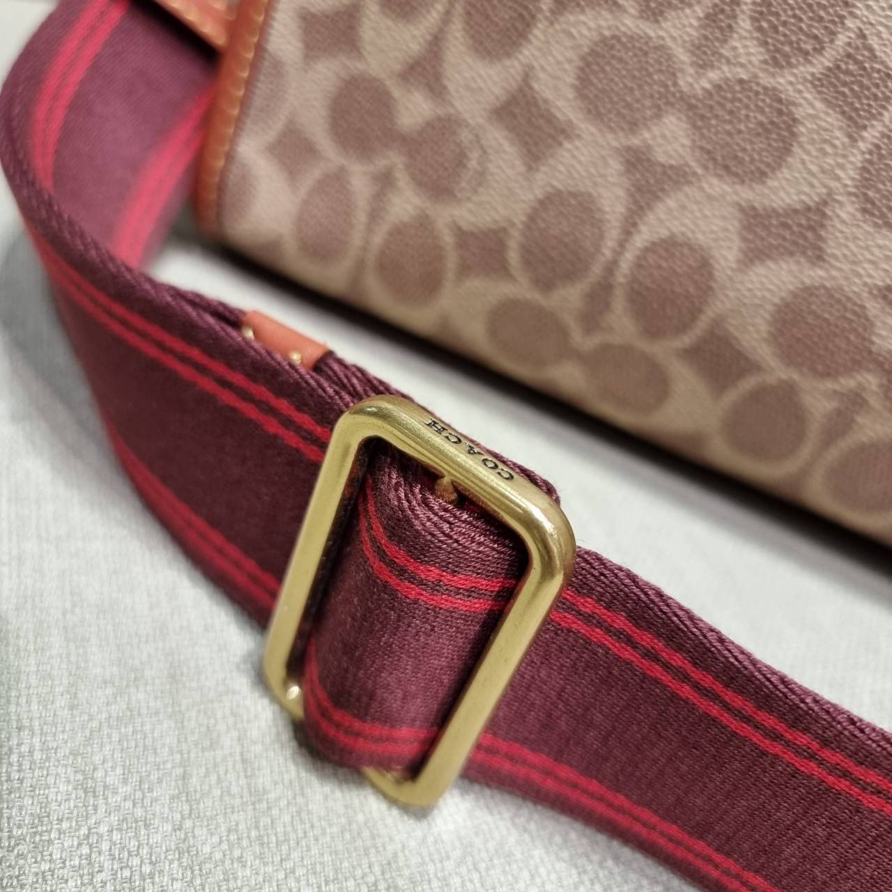 COACH C0776 FIELD TOTE WITH HORSE AND CARRIAGE PRINT คอลเลคชั่นสุดคลาสสิค สวยหรูดูแพง กระเป๋าทรงโท้ท ไซส์ใหญ่จุคุ้ม ฟังก์ชั่นการใช้งานสะดวกที่สุด มีทั้งสายคล้องแขนในตัว และสายครอสบอดี้ วัสดุหนังแคนวาสเคลือบลายสลับหนังแท้ ปากกระเป๋ามีกระดุมแม่เหล็กไว้ปิดกั