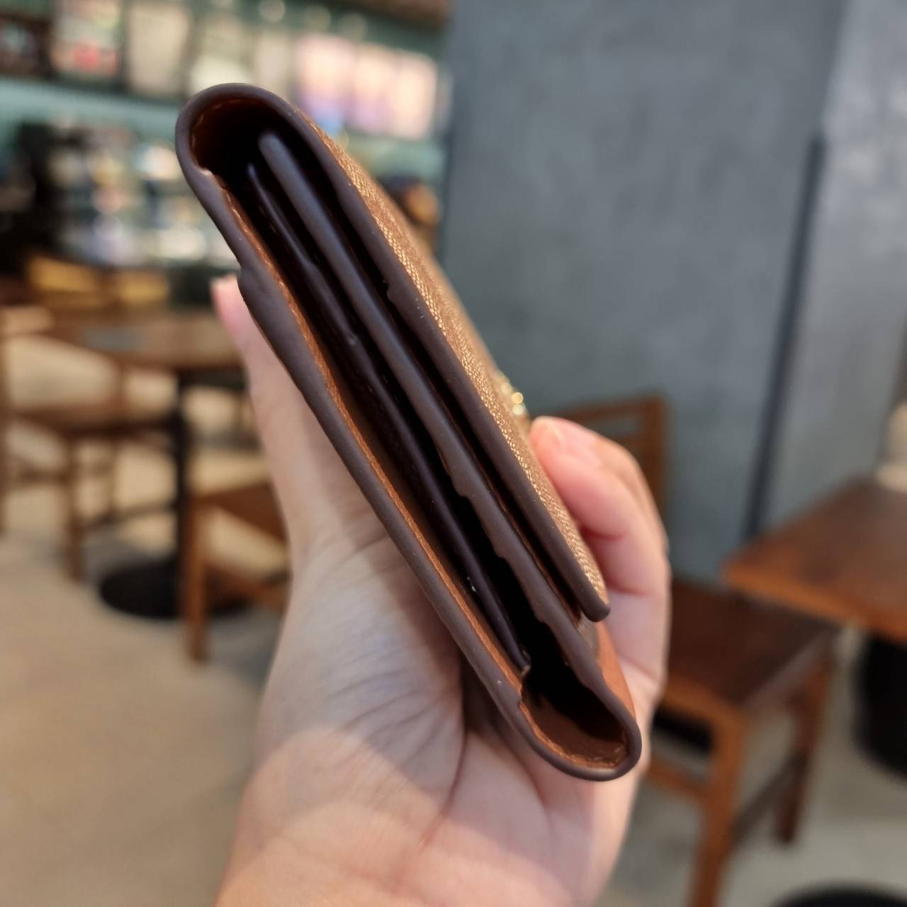 COACH F53763 TRIFOLD WALLET IN SIGNATURE กลับมาแล้วจ้า!! รุ่นขายดี!! 💓 ดีไซน์ใหม่ กระเป๋าสตางค์ใบยาว แถมที่ห้อยใส่บัตรแยกให้ (ถอดออกได้) น่ารักมากๆ ใช้งานง่าย เปิด-ปิดด้วยกระดุม ภายในใส่ธนบัตร ใส่บัตรได้เยอะ ใส่มือถือได้ไปอีก!! จุใจสุดๆ บอกเลยว่าใ