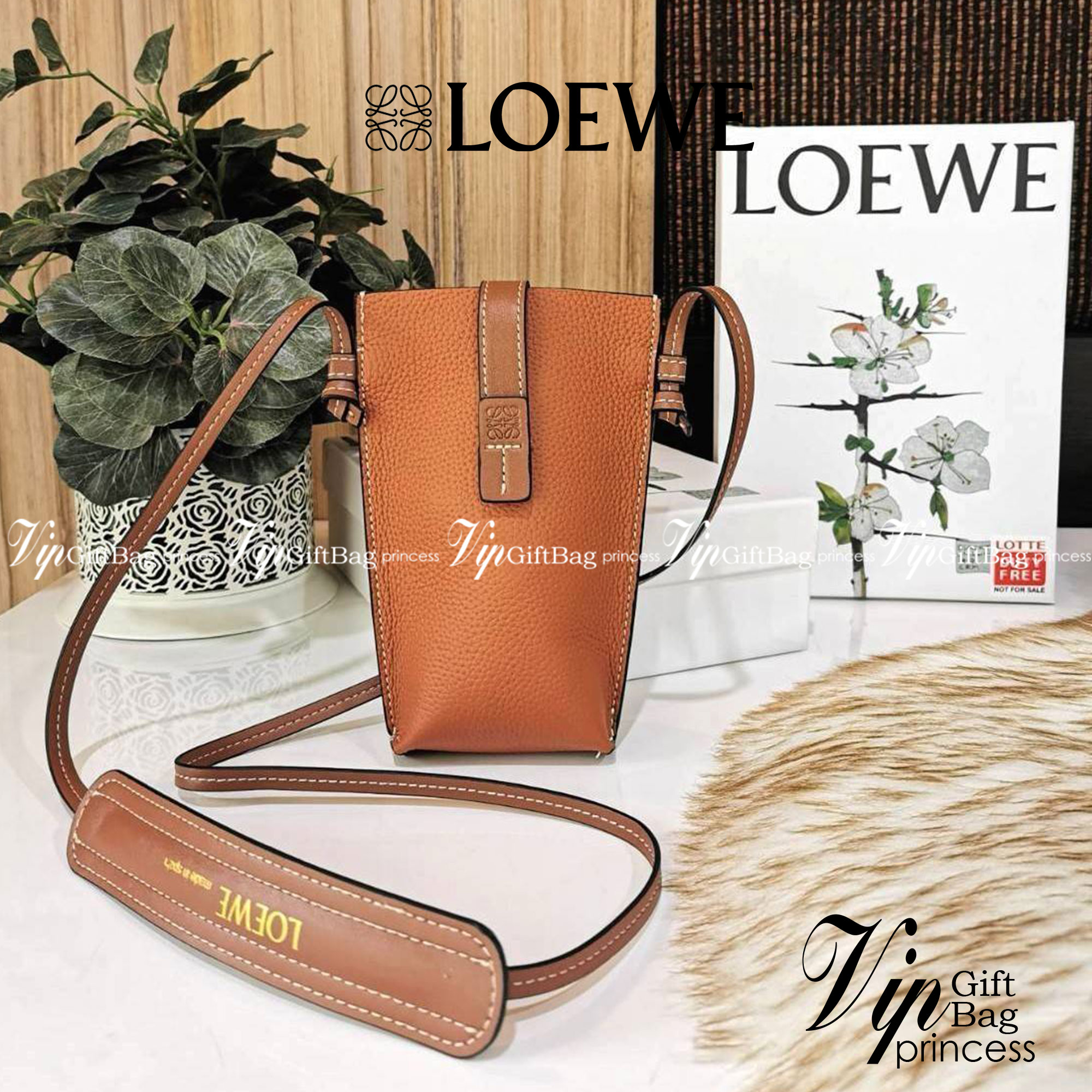 LOEWE MINI CROSSBODY BAG GIFT WITH PURCHASE (GWP) กระเป๋าสะพาย Limited จาก LOEWE วัสดุ Calfskin หนังแท้หนังสวยอยู่ทรงขนาดมินิดีไซน์มินิมอล ภายในโล่งใส่มือถือ บัตร ของจุกจิกได้ ด้านหลังมีช่องใส่ของ พร้อมสายหนังแท้คล้องคอได้ สะพายไหล่ Crossbody ได้ สายเลื่อ