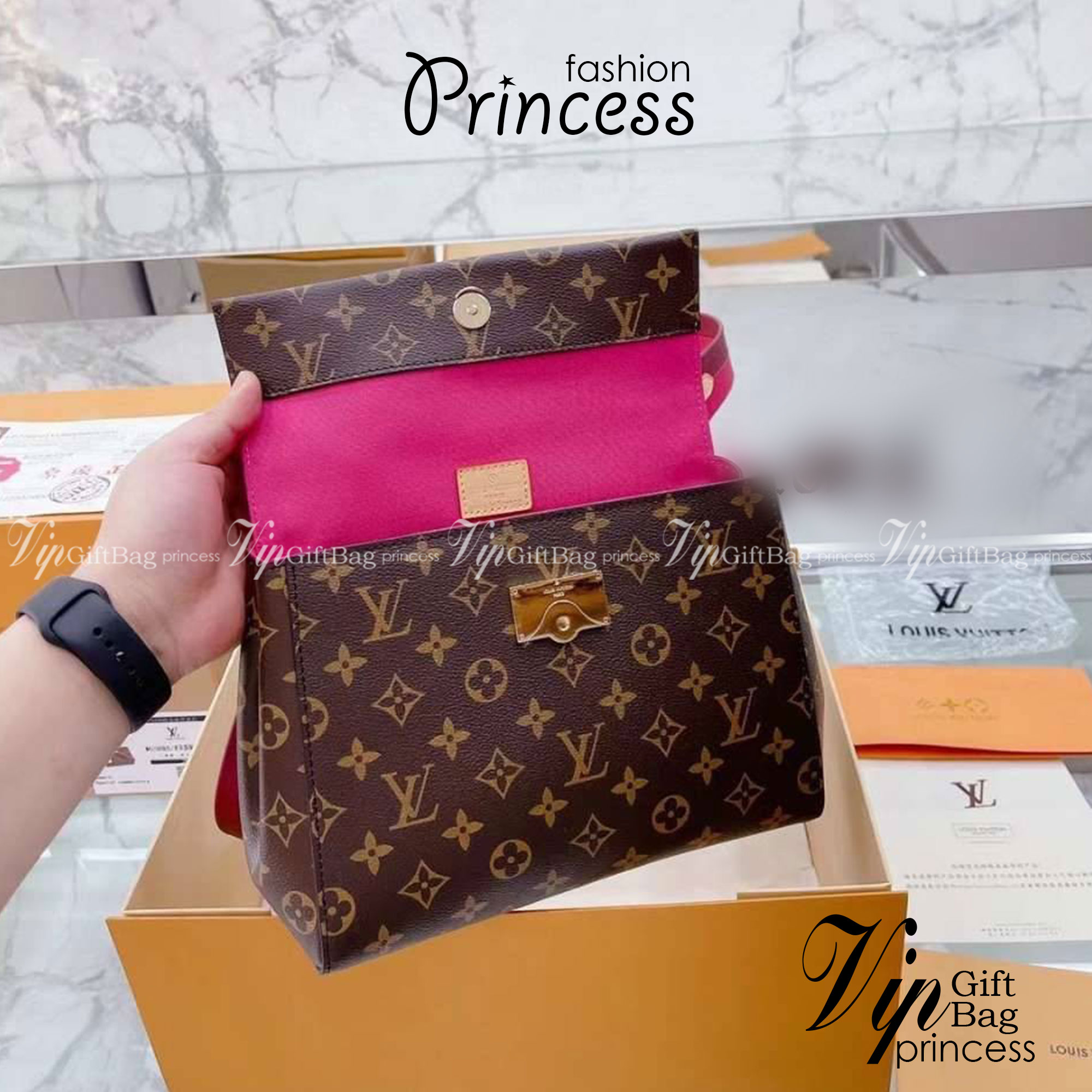 LV Cluny BB Monogram กระเป๋าสะพายหนังลายโมโนแกรมเปิดหน้า เป็นอีกทรงที่ขายดีมากเพราะใช้งานง่ายใช้ได้อเนกประสงค์ ด้านในกว้าง งานใช้สลับขึ้นแบบจากงานจริงเป๊ะเที่ยบเท่า แรร์ไอเท็มที่สาวๆต้องมี! มีหูจับในตัวและสายครอสบอดี้มาให้ ใช้งานง่าย เหมาะกับทุกสไตล์การแต